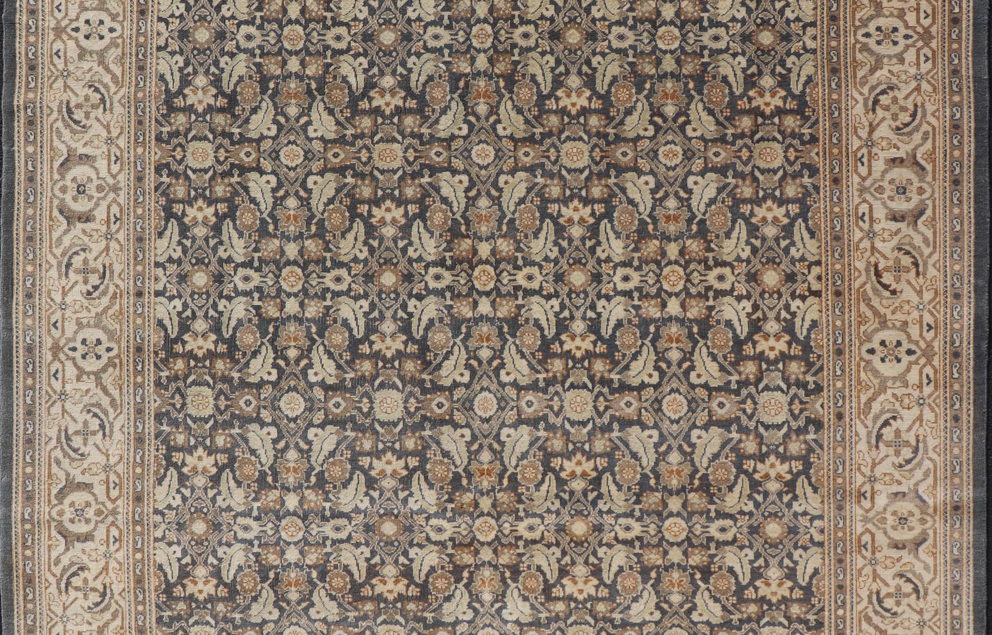 Modernes Tabriz-Design mit subgeometrischem Herati-Design auf blauem Hintergrund (Wolle) im Angebot