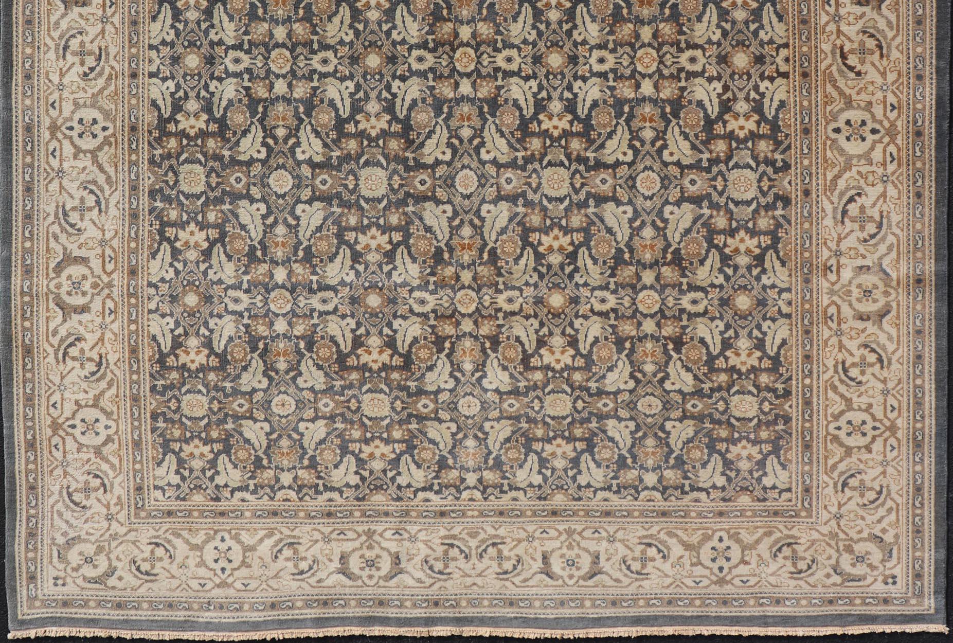 Modernes Tabriz-Design mit subgeometrischem Herati-Design auf blauem Hintergrund im Angebot 1