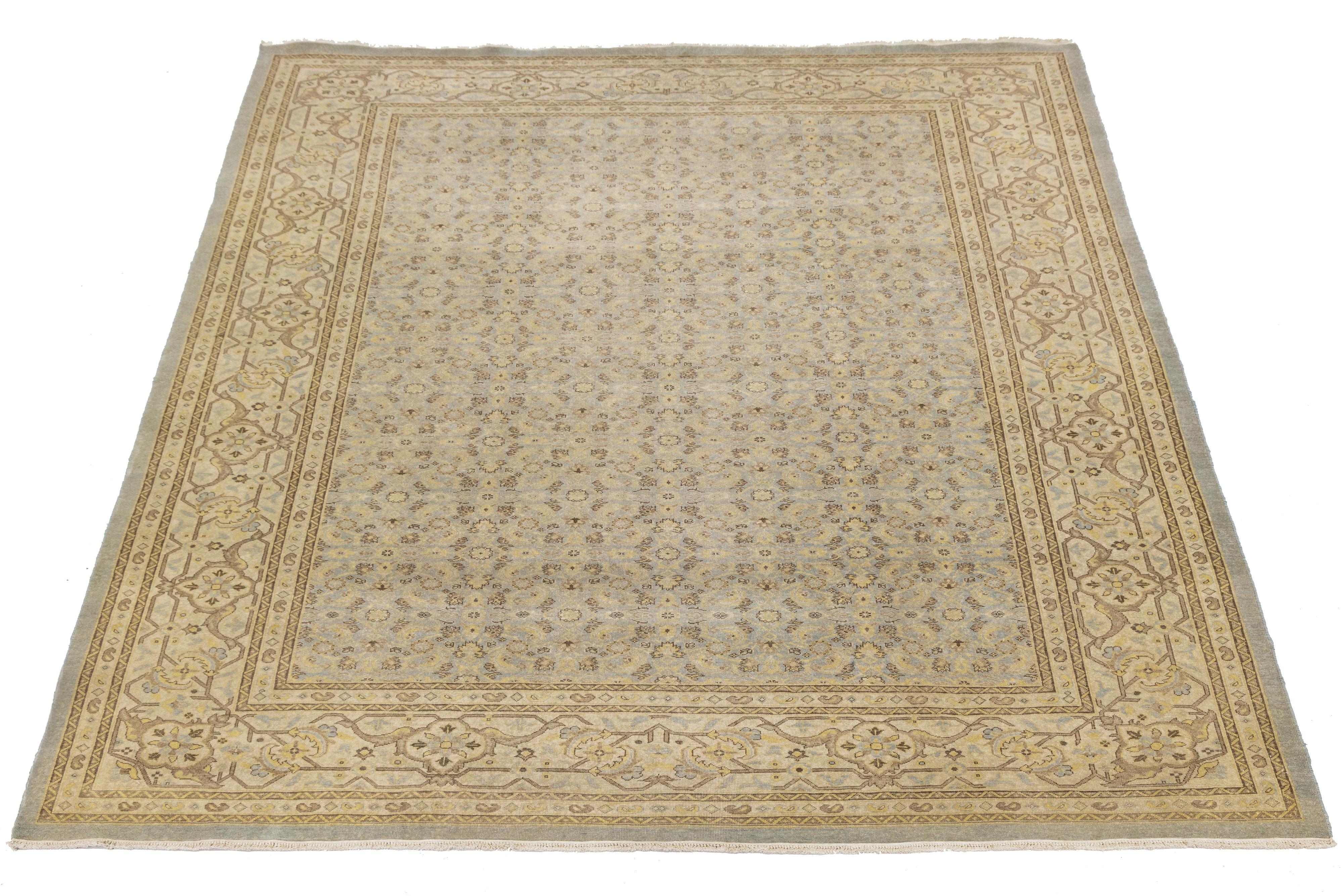 Interpretazione contemporanea della classica estetica anatolica, questo tappeto egiziano Tabriz Style annodato a mano presenta un design a medaglioni e angoli, intricati motivi floreali e una patina delicatamente invecchiata. Annodato a mano in lana