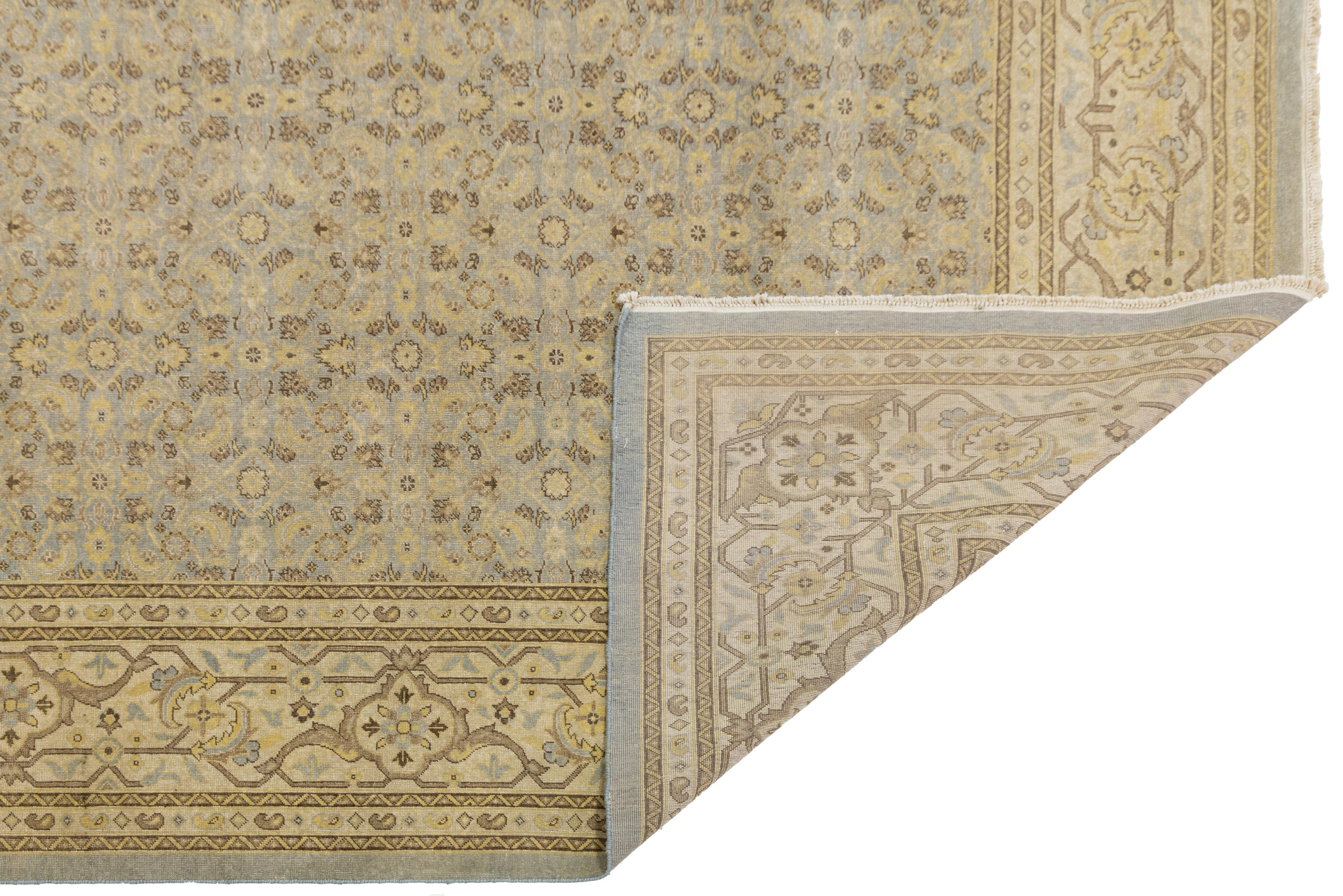 Egizio Tappeto moderno in lana Tabriz realizzato a mano in blu pallido in vendita