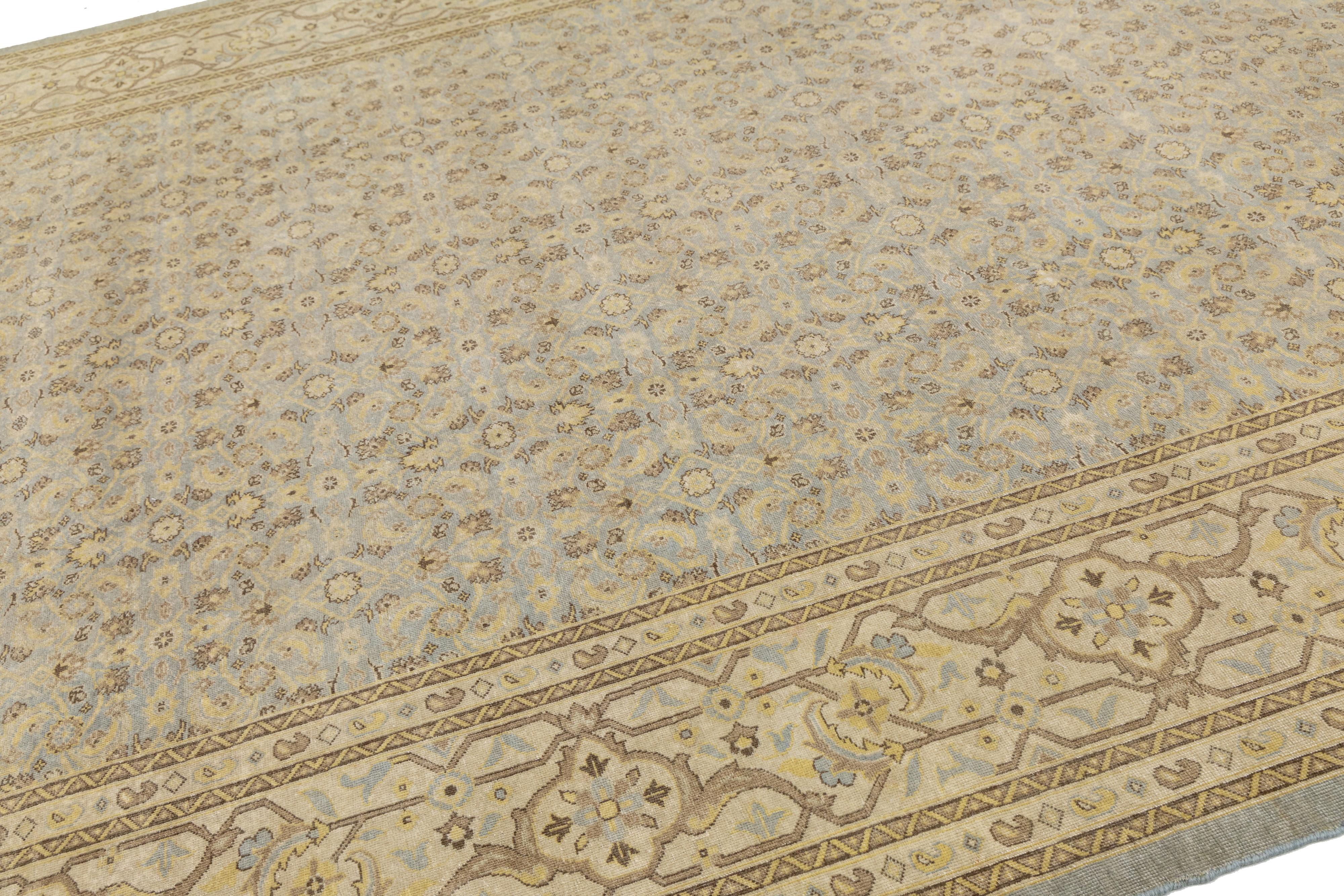 Tappeto moderno in lana Tabriz realizzato a mano in blu pallido In condizioni buone in vendita a Norwalk, CT