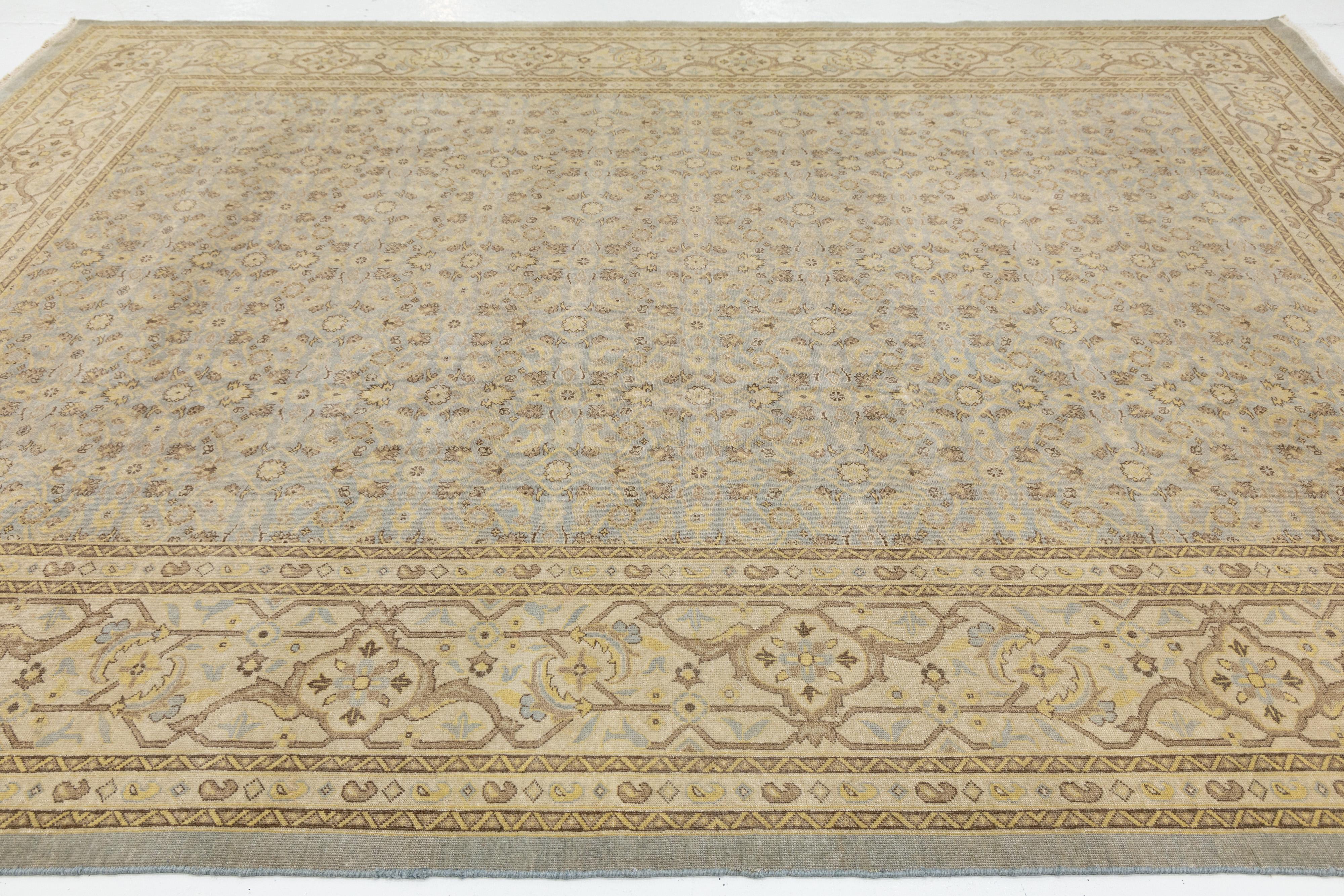 XXI secolo e contemporaneo Tappeto moderno in lana Tabriz realizzato a mano in blu pallido in vendita