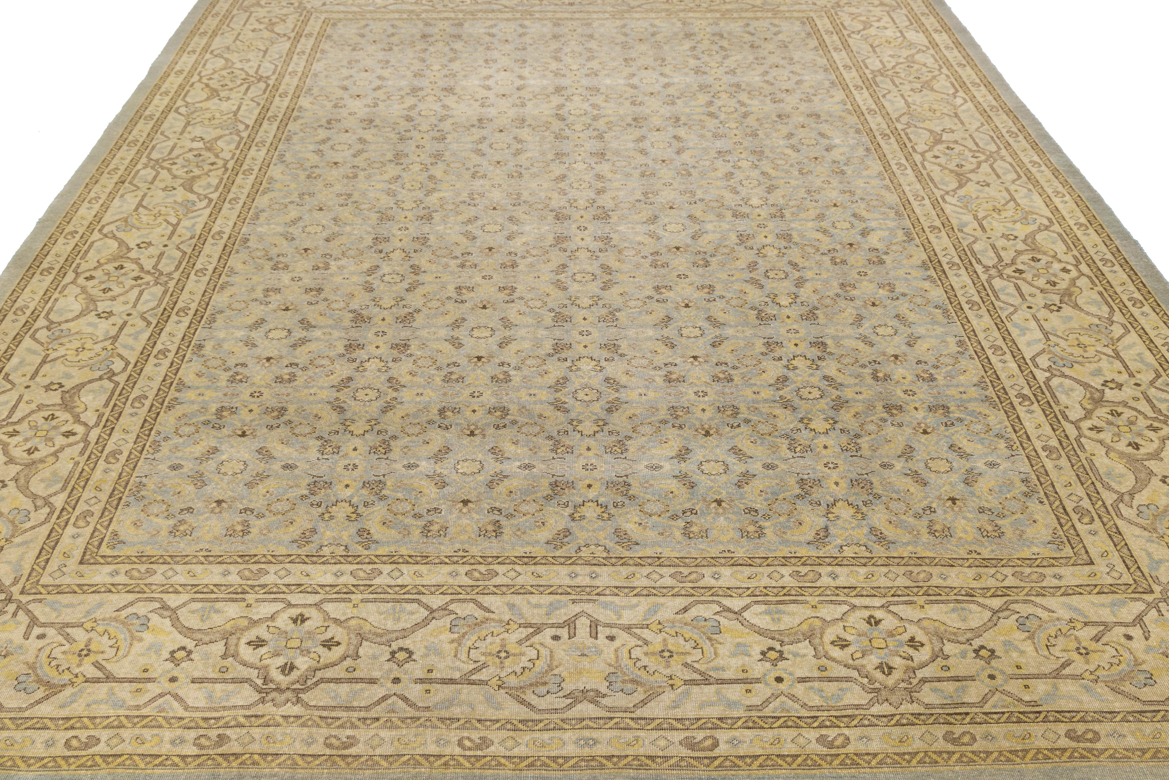 Tappeto moderno in lana Tabriz realizzato a mano in blu pallido in vendita 1