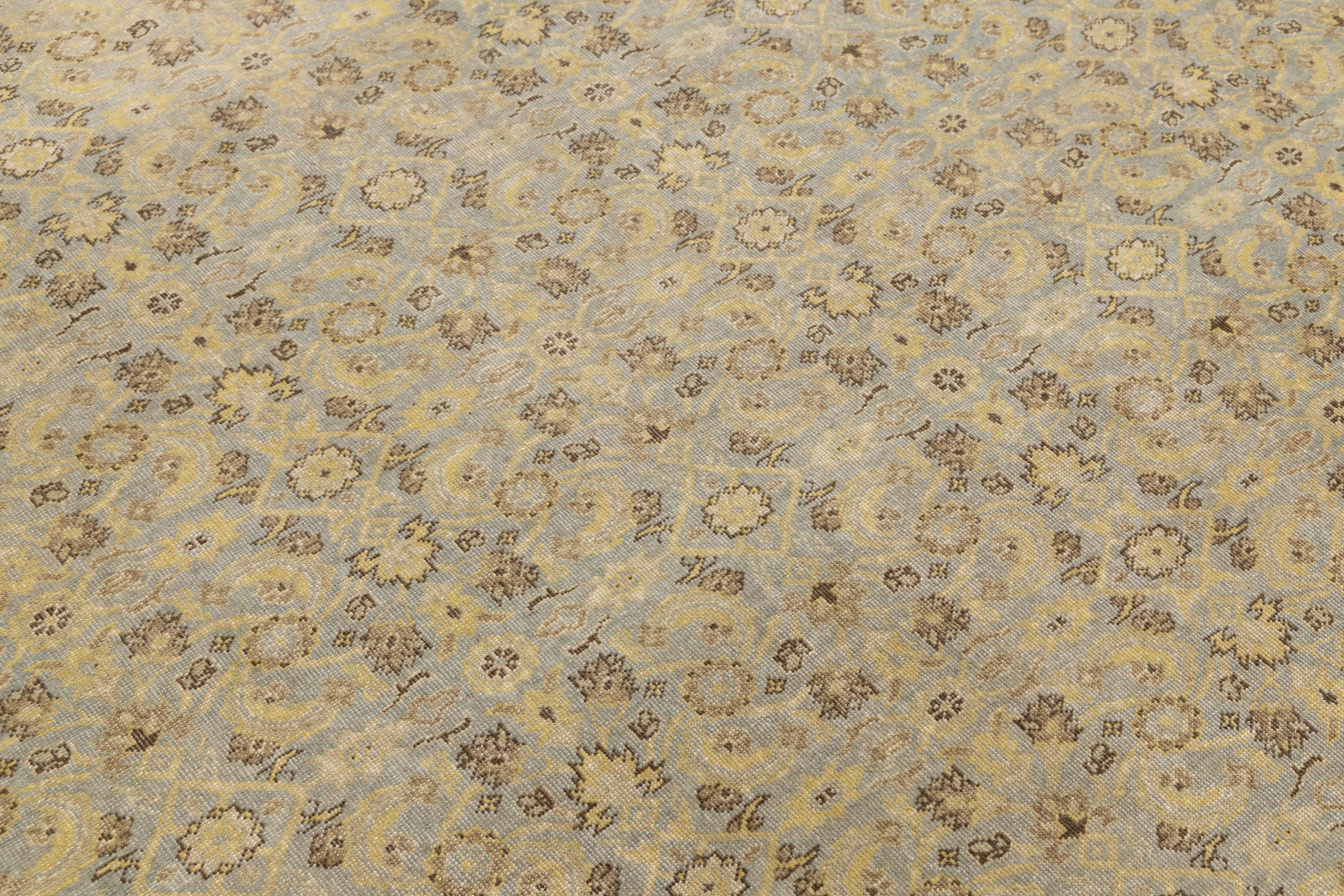 Tappeto moderno in lana Tabriz realizzato a mano in blu pallido in vendita 2