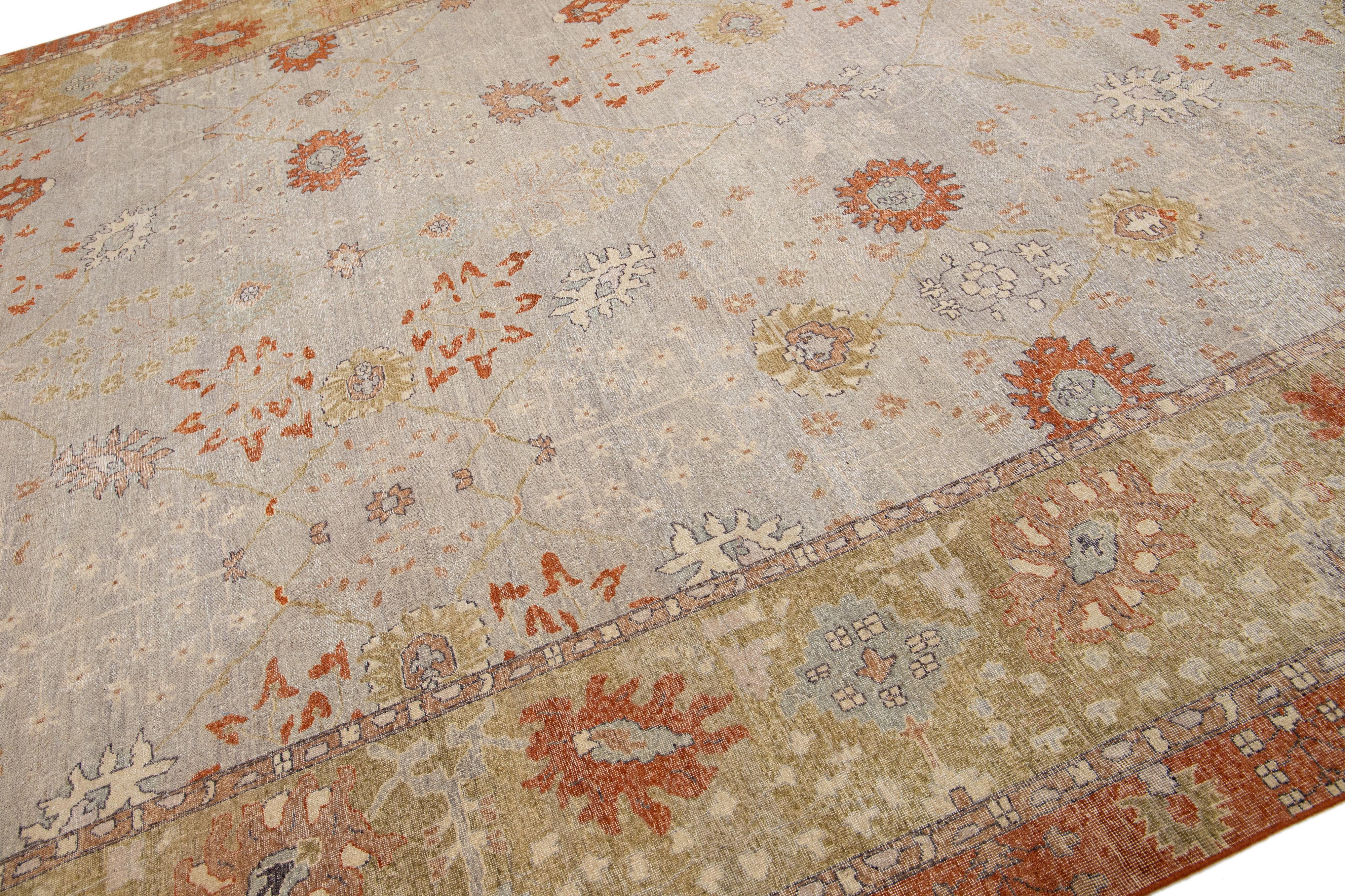 Moderner handgefertigter indischer Teppich aus Täbris mit Blumenmuster in Grau und Orange von Apadana (Indisch) im Angebot