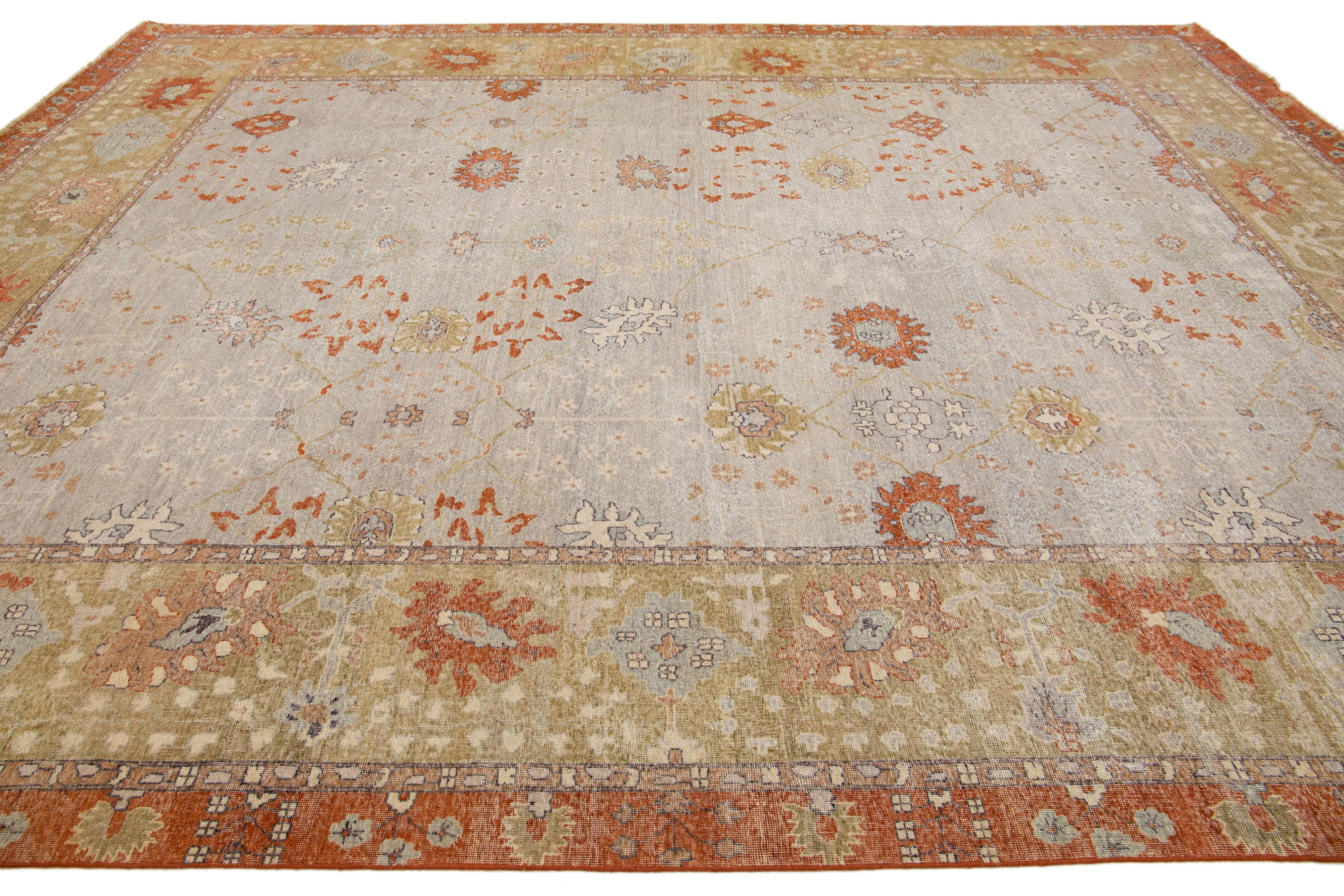 Moderner handgefertigter indischer Teppich aus Täbris mit Blumenmuster in Grau und Orange von Apadana (Handgeknüpft) im Angebot