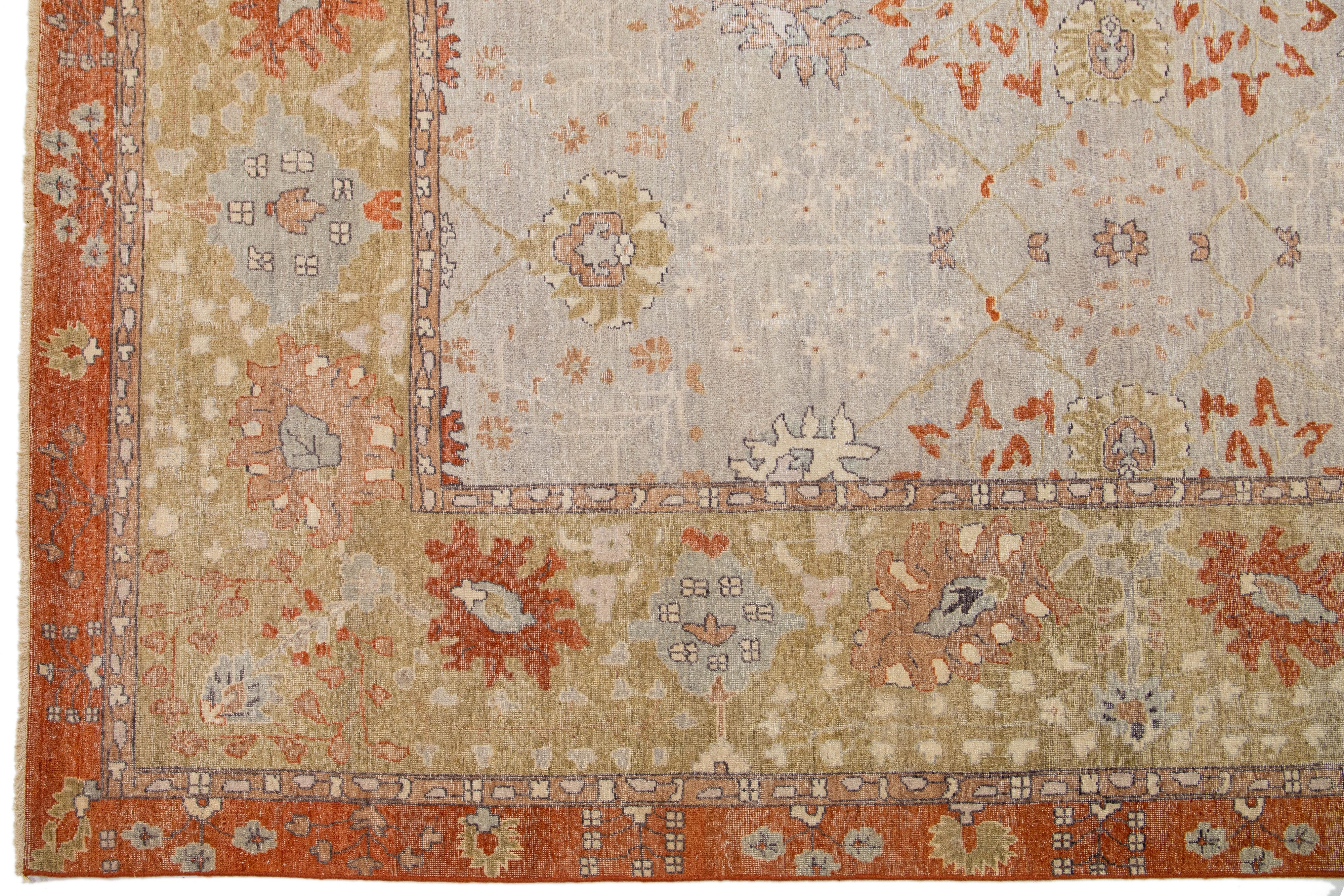 Moderner handgefertigter indischer Teppich aus Täbris mit Blumenmuster in Grau und Orange von Apadana im Zustand „Neu“ im Angebot in Norwalk, CT