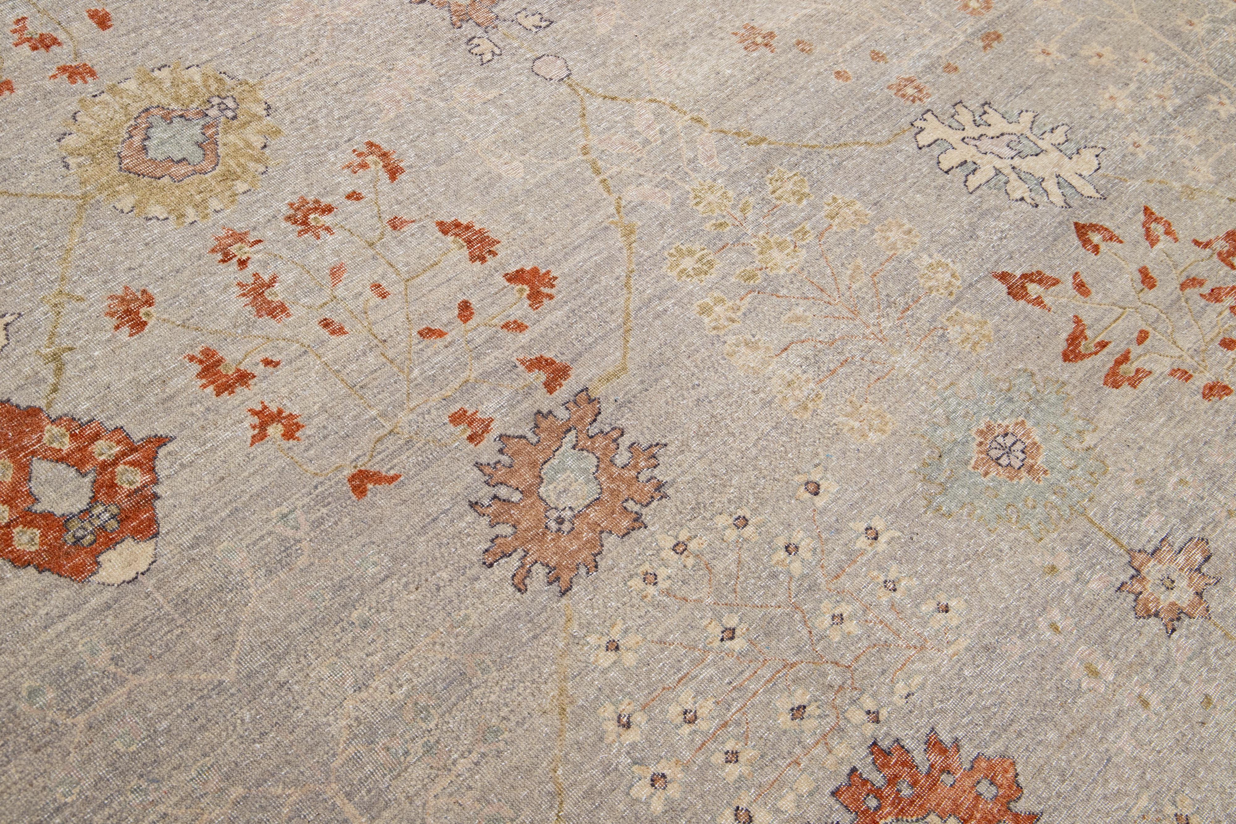 Moderner handgefertigter indischer Teppich aus Täbris mit Blumenmuster in Grau und Orange von Apadana (Wolle) im Angebot