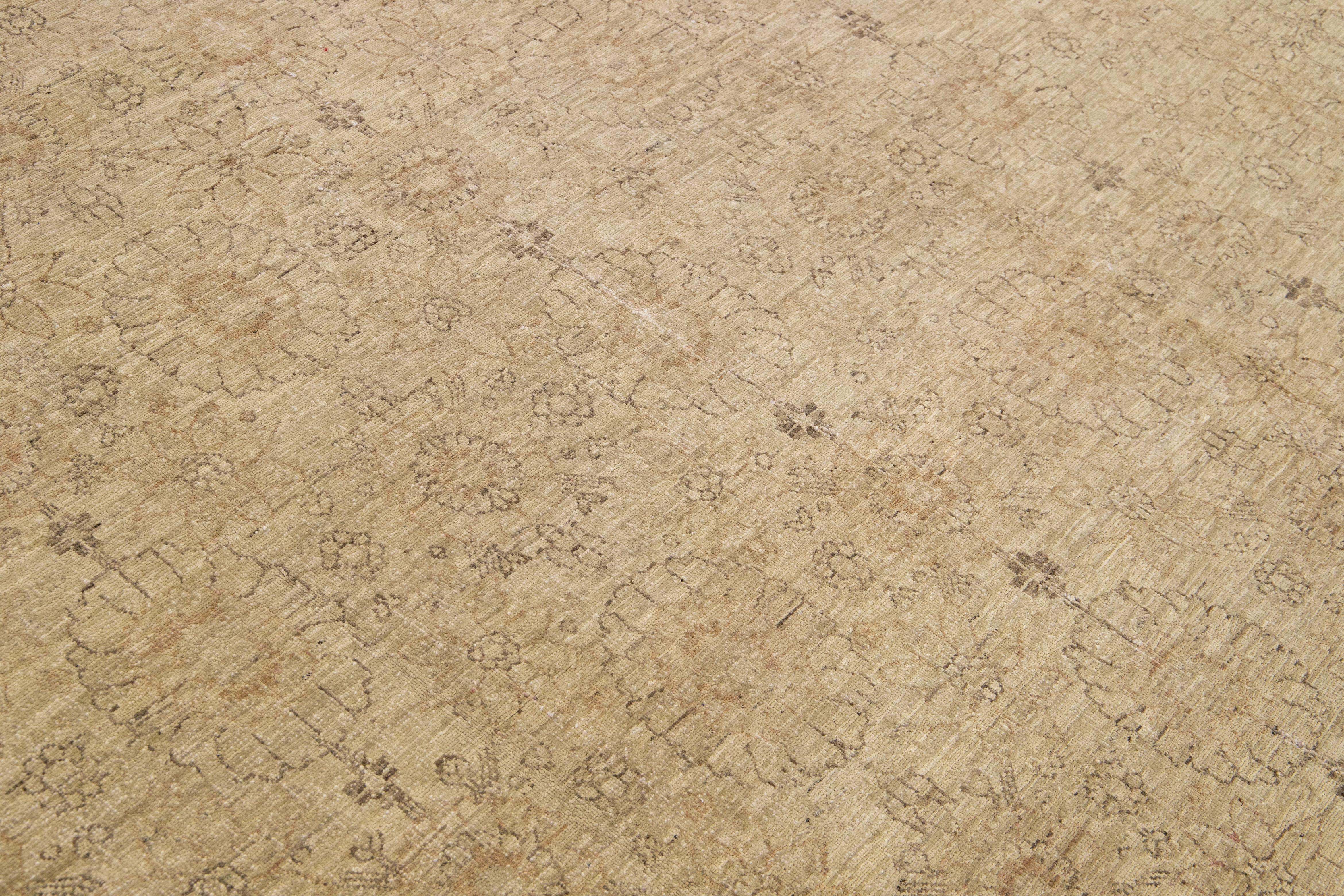 Moderner persischer handgefertigter Täbris-Wollteppich mit Blumenmuster in Beige im Angebot 2