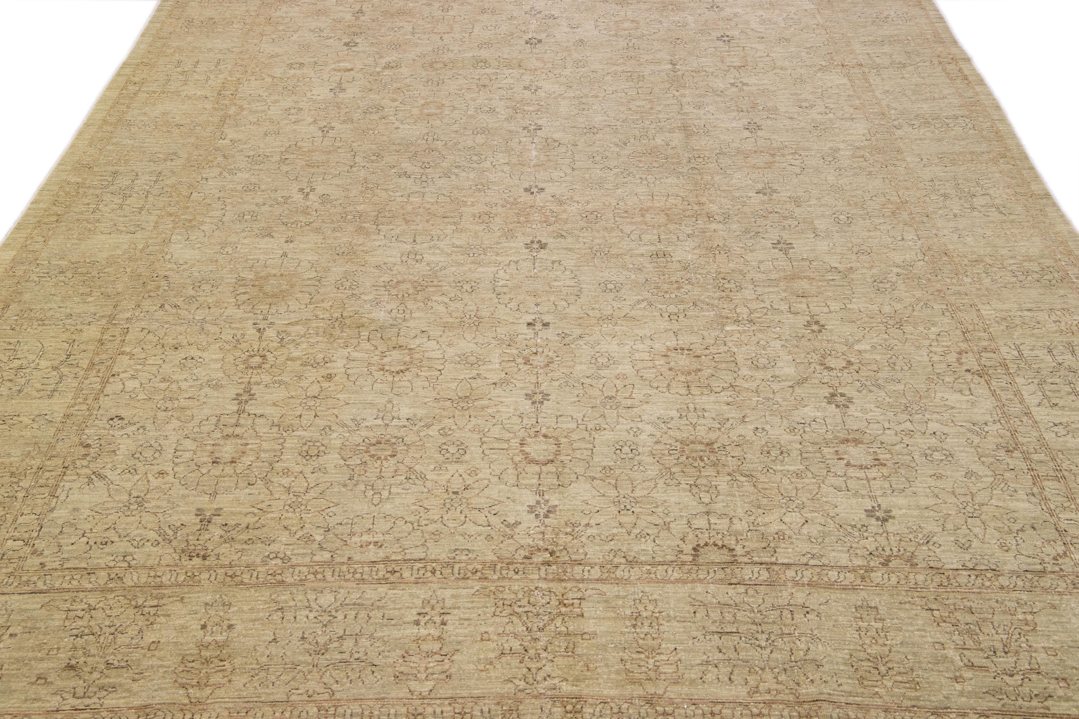 Moderner persischer handgefertigter Täbris-Wollteppich mit Blumenmuster in Beige (Tabriz) im Angebot