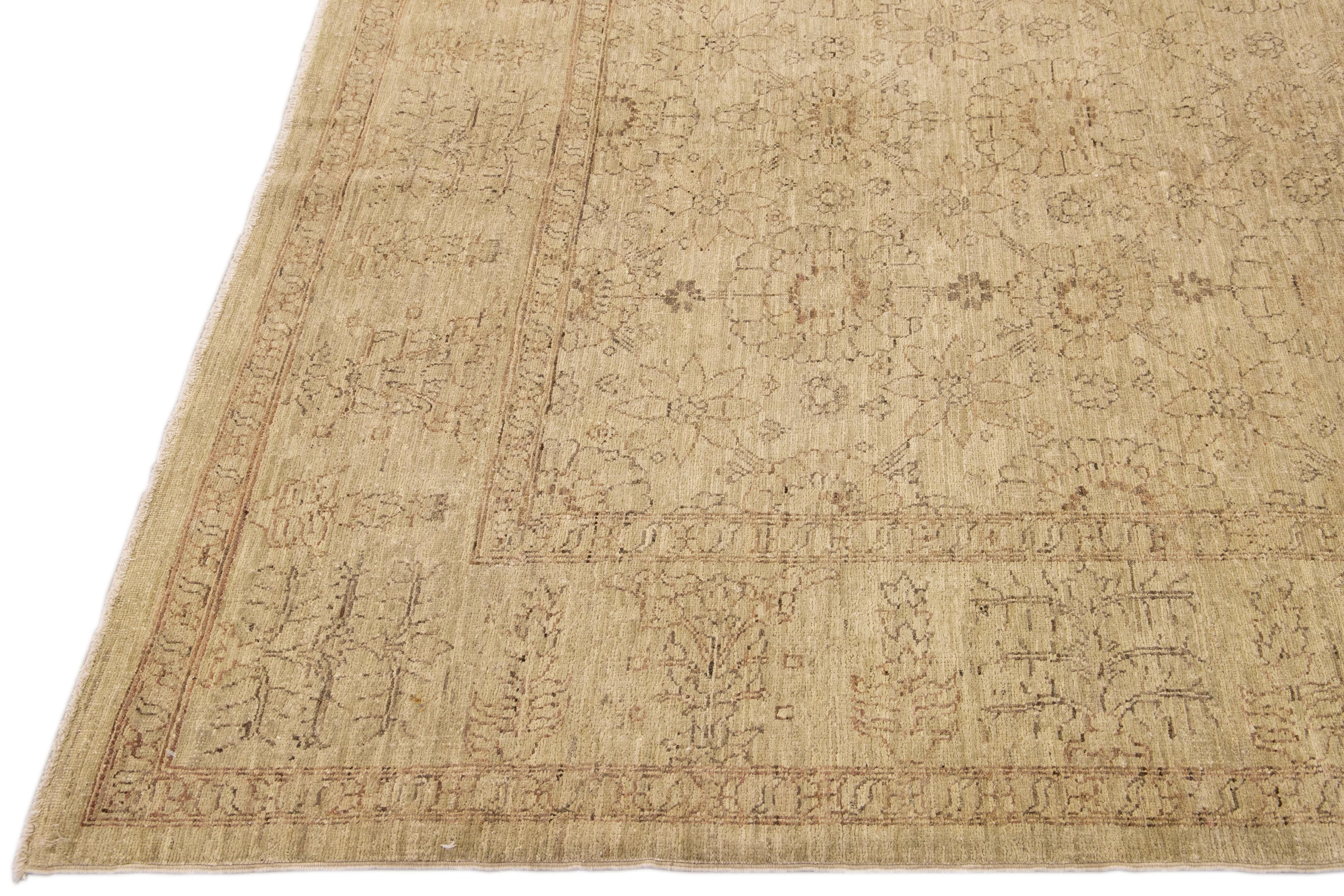 Moderner persischer handgefertigter Täbris-Wollteppich mit Blumenmuster in Beige (Afghanisch) im Angebot