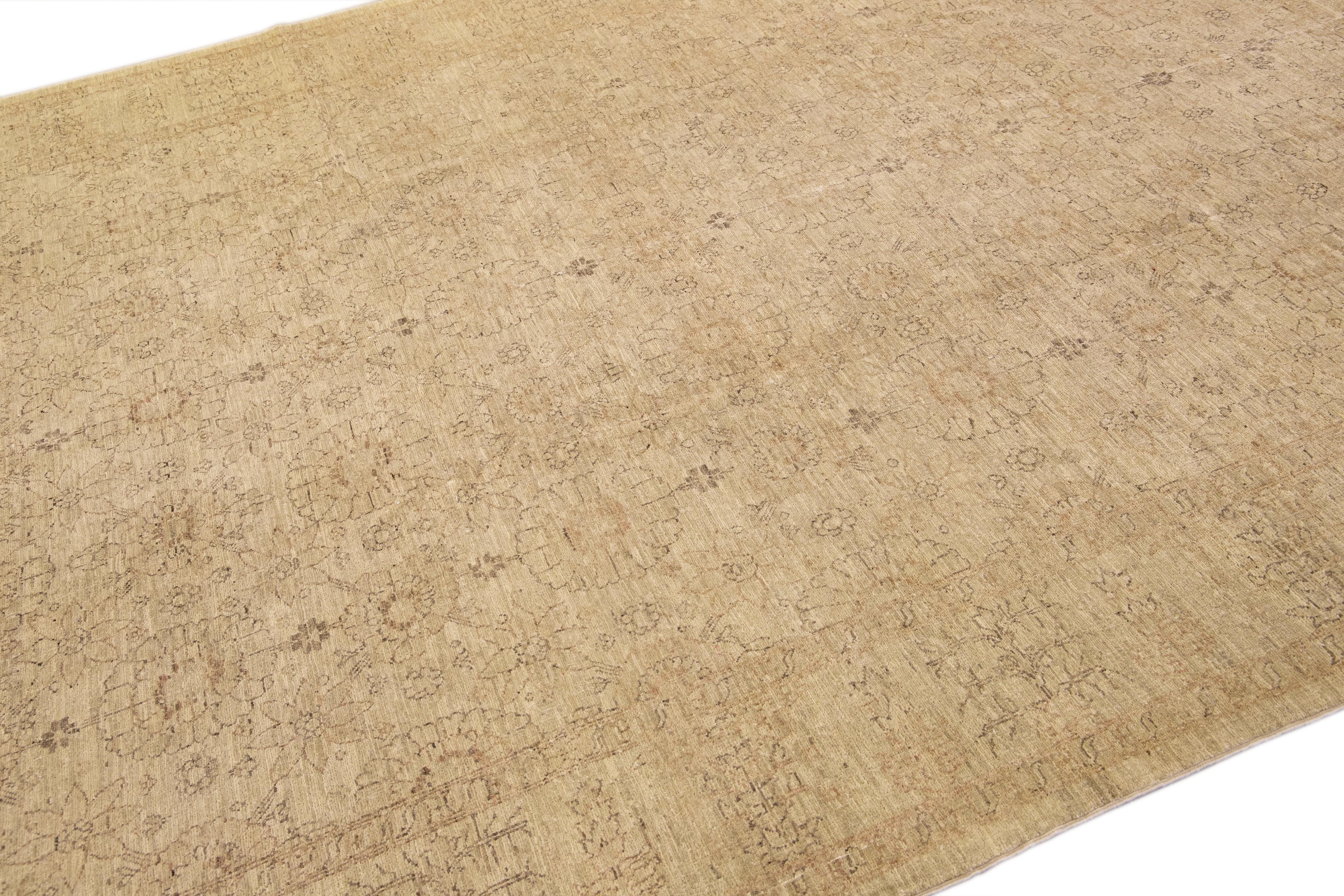 Moderner persischer handgefertigter Täbris-Wollteppich mit Blumenmuster in Beige (Handgeknüpft) im Angebot