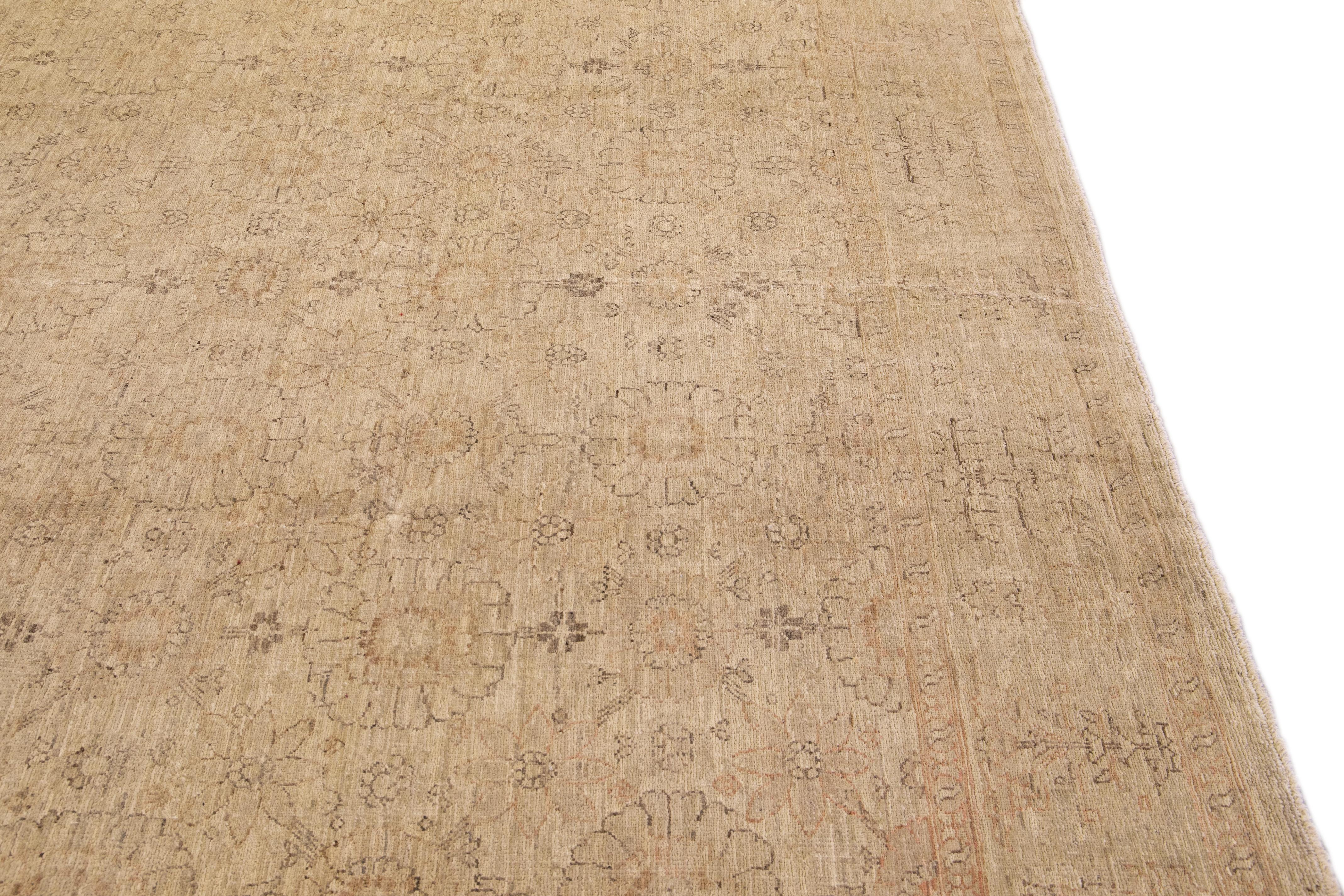 Moderner persischer handgefertigter Täbris-Wollteppich mit Blumenmuster in Beige (21. Jahrhundert und zeitgenössisch) im Angebot