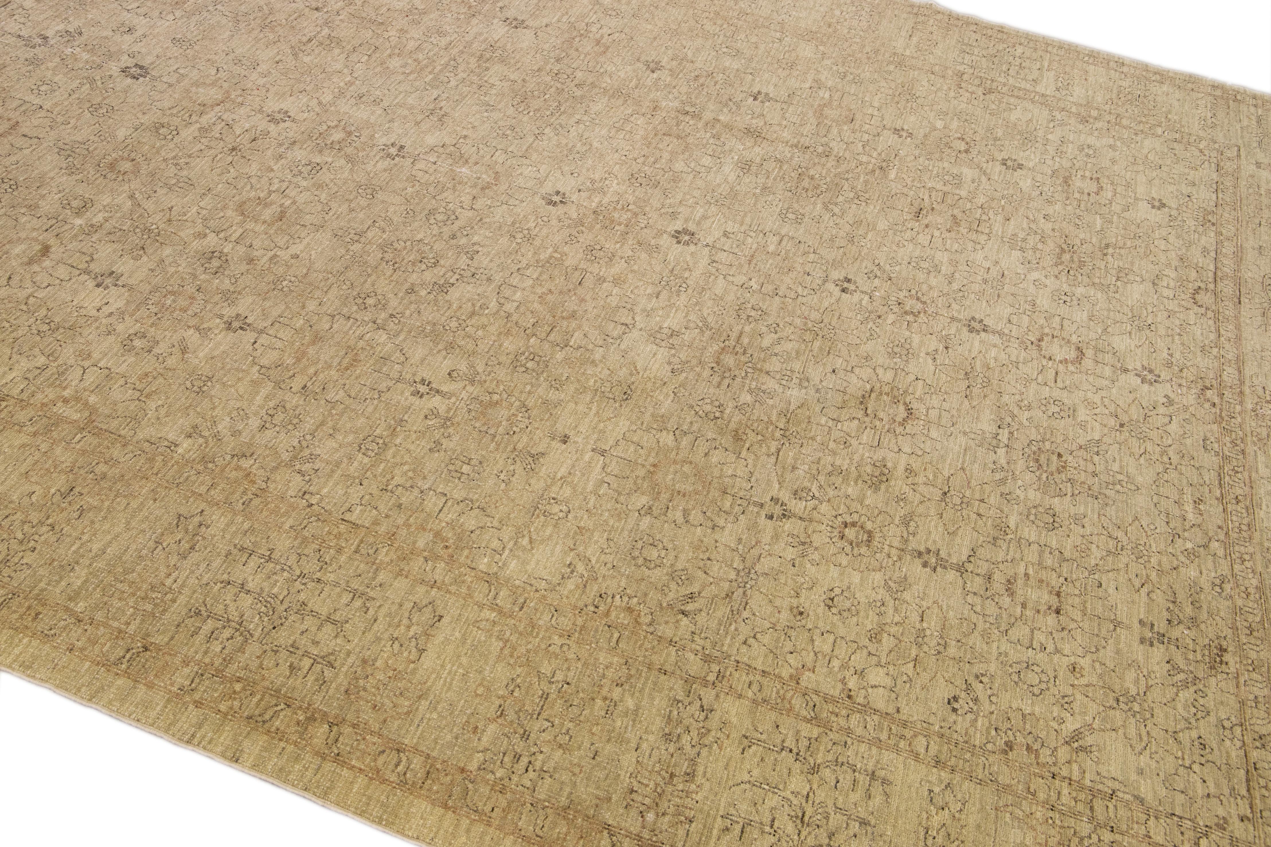 Moderner persischer handgefertigter Täbris-Wollteppich mit Blumenmuster in Beige (Wolle) im Angebot