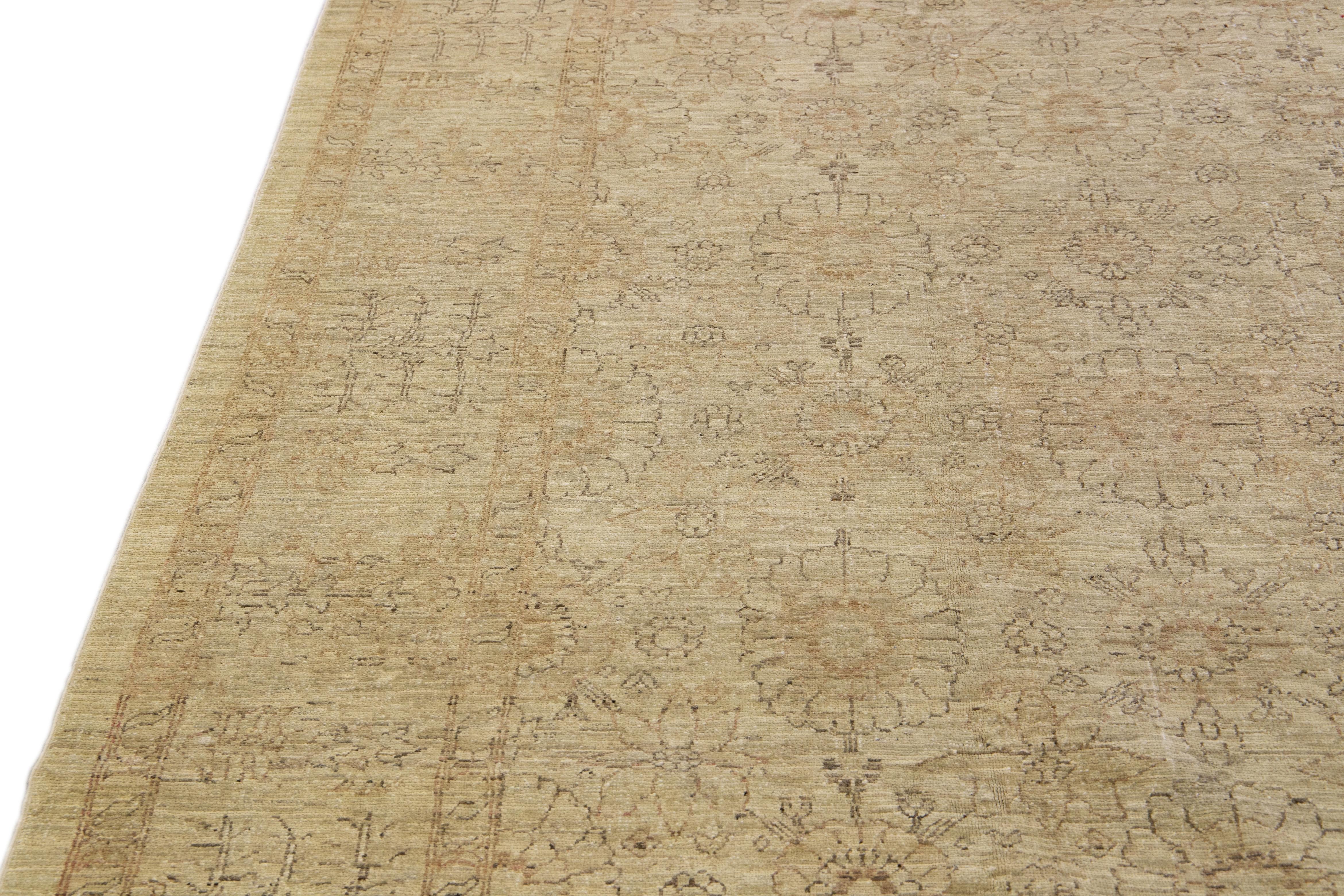 Moderner persischer handgefertigter Täbris-Wollteppich mit Blumenmuster in Beige im Angebot 1