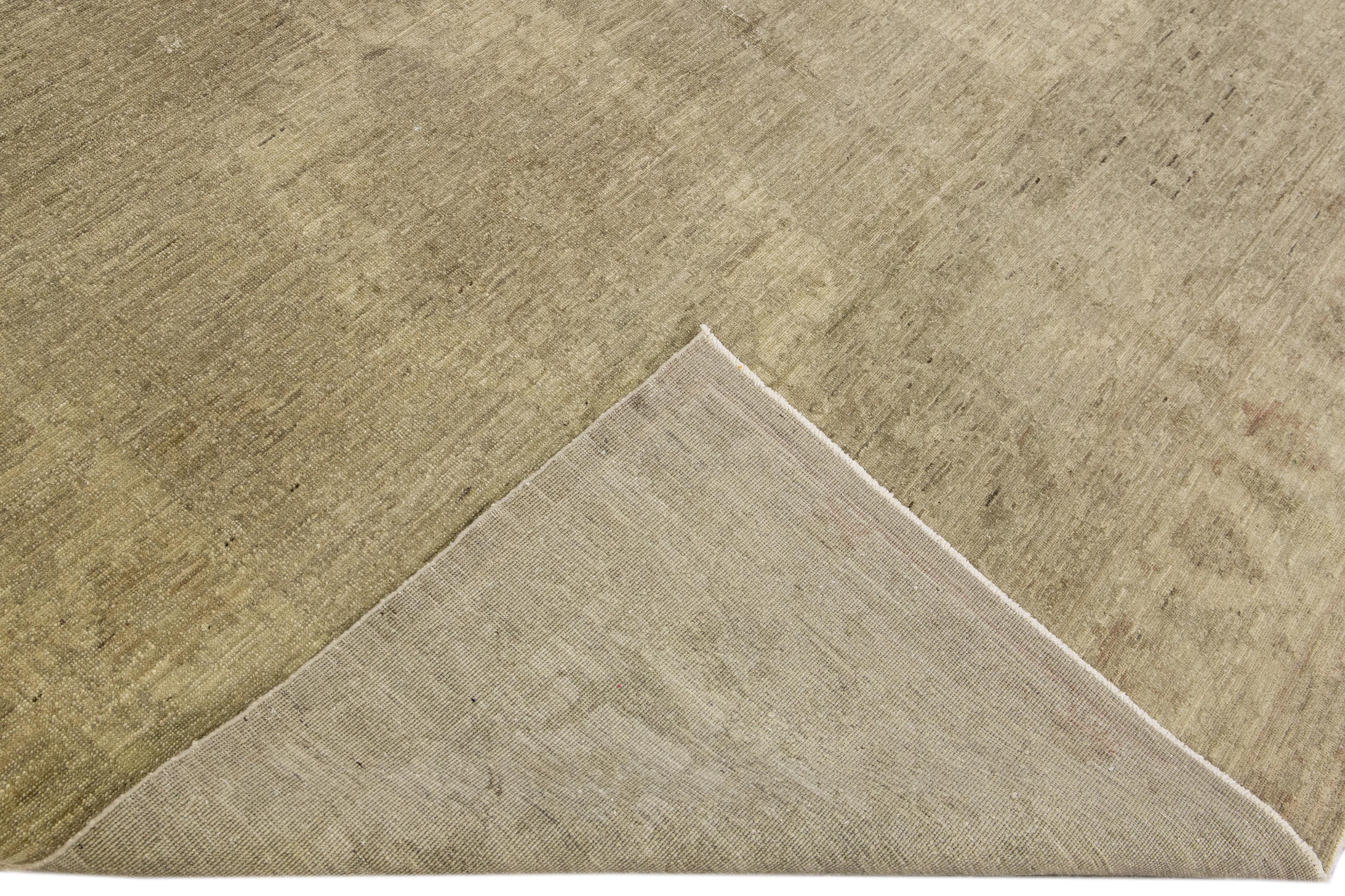 Schöner moderner, handgeknüpfter Wollteppich aus Täbris mit beigem Feld. Dieser Perserteppich hat graue Akzente in einem prächtigen Medaillonmuster-Motiv.

Dieser Teppich misst: 8' x 10'8
