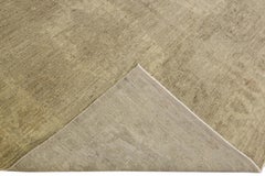 Moderner persischer handgefertigter Täbris-Wollteppich mit Medaillonmuster in Beige