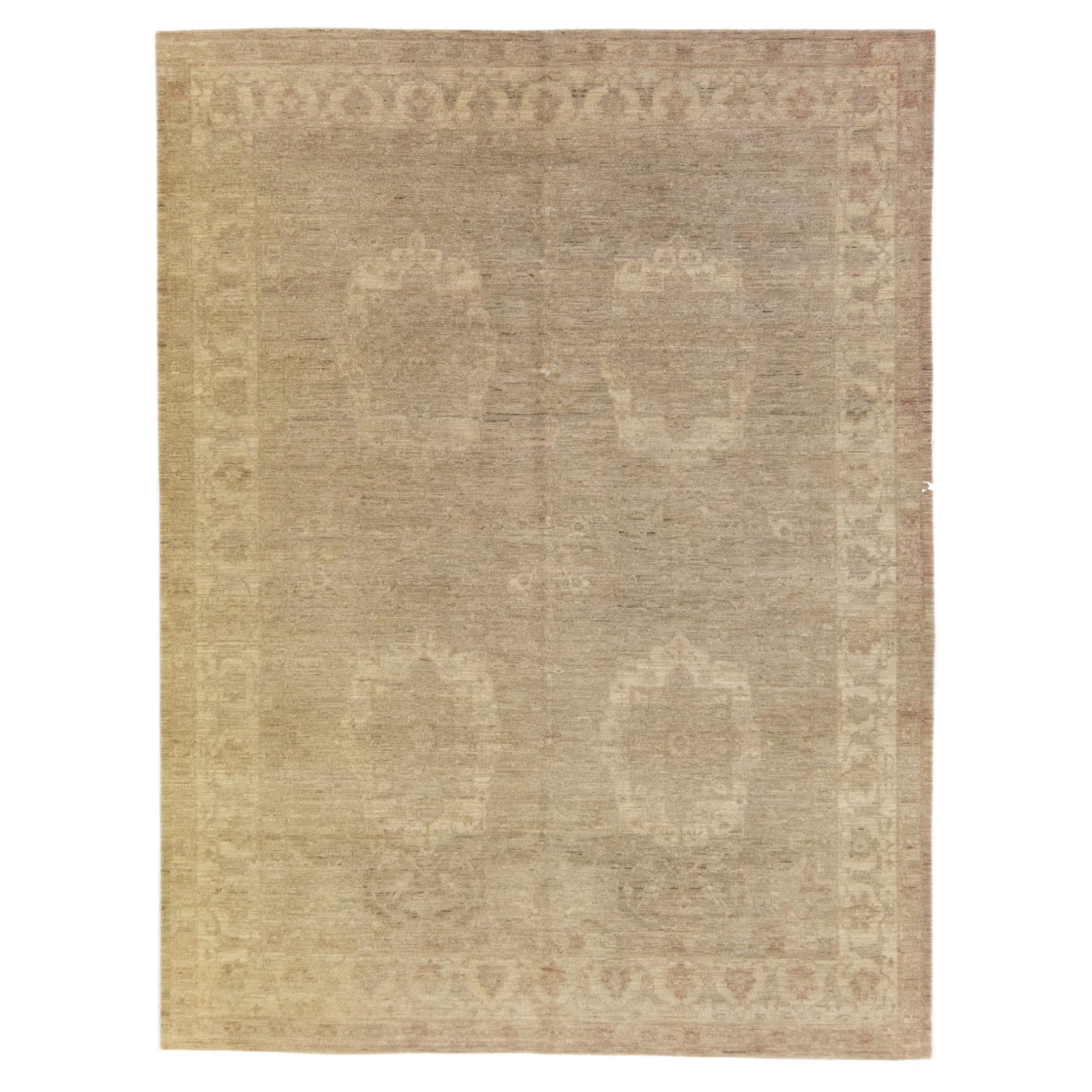 Tapis persan moderne Tabriz en laine beige à motif de médaillons fait à la main