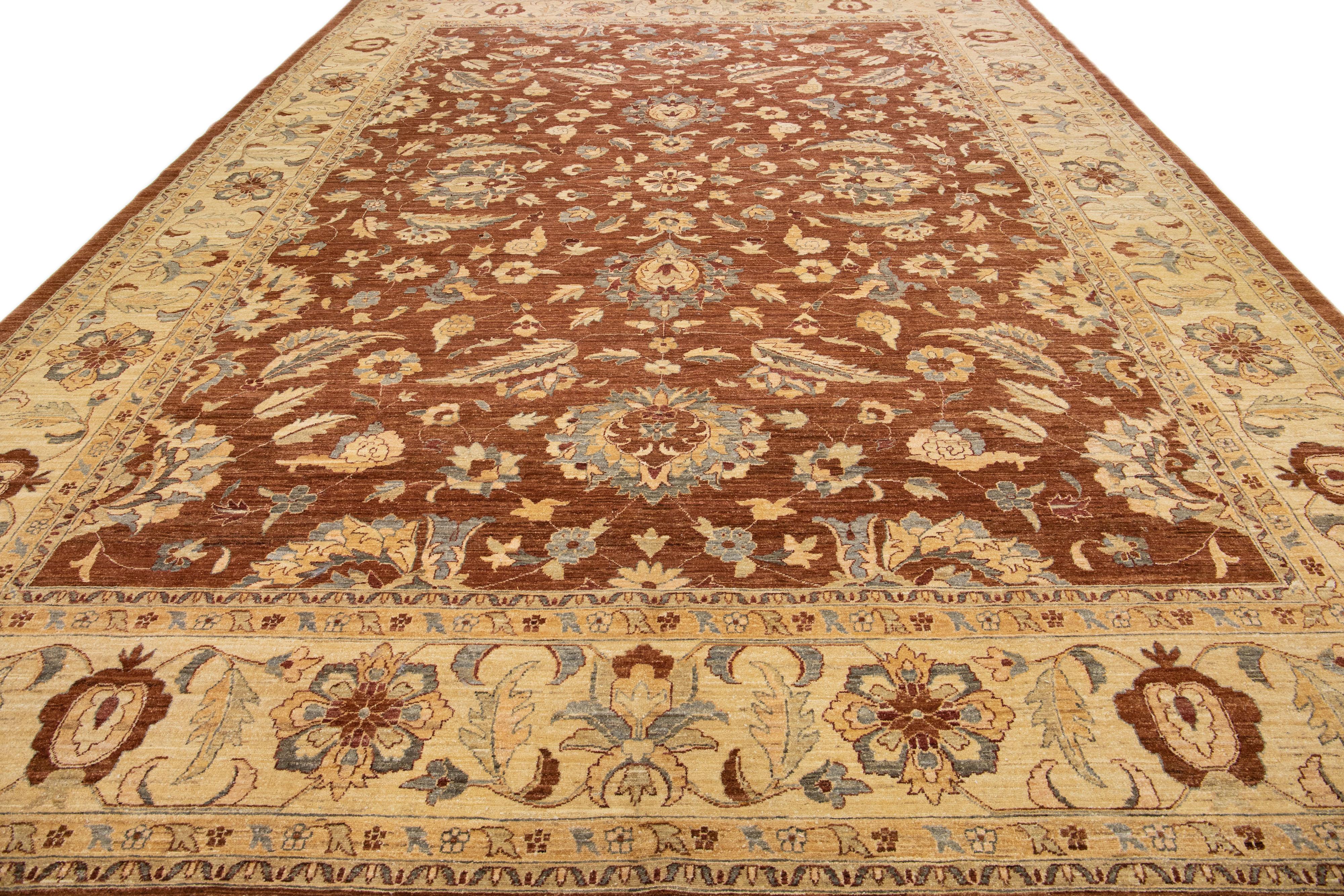 Moderner brauner handgefertigter Wollteppich mit Blumenmotiv im Tabriz-Stil (Moderne der Mitte des Jahrhunderts) im Angebot