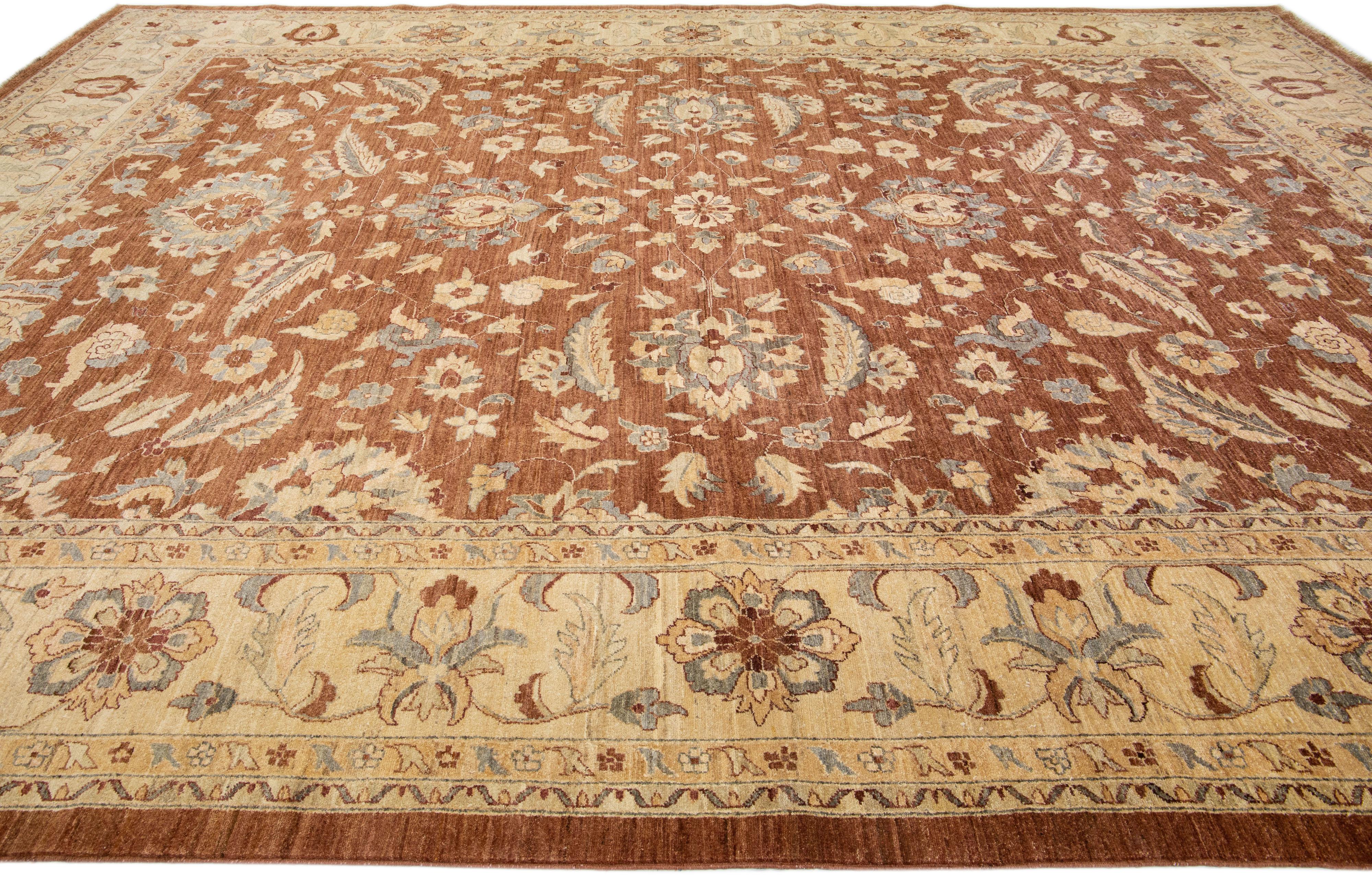 Moderner brauner handgefertigter Wollteppich mit Blumenmotiv im Tabriz-Stil im Zustand „Neu“ im Angebot in Norwalk, CT