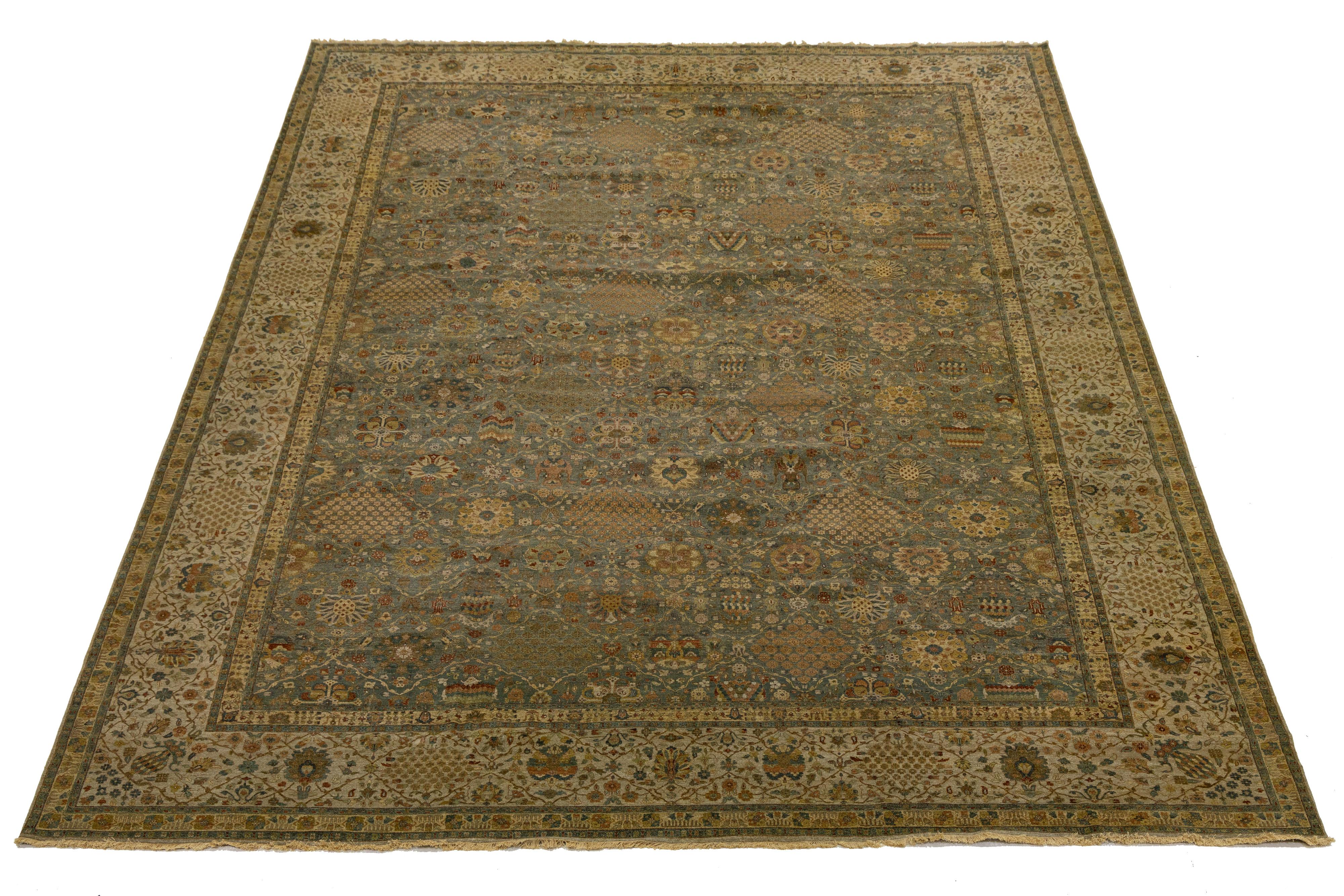 Scopri la bellezza di questo elegante tappeto in lana annodato a mano in stile Tabriz moderno, realizzato con eccezionale abilità e maestria. Caratterizzato da un design floreale mozzafiato, migliora senza sforzo la raffinatezza della tua casa. Le