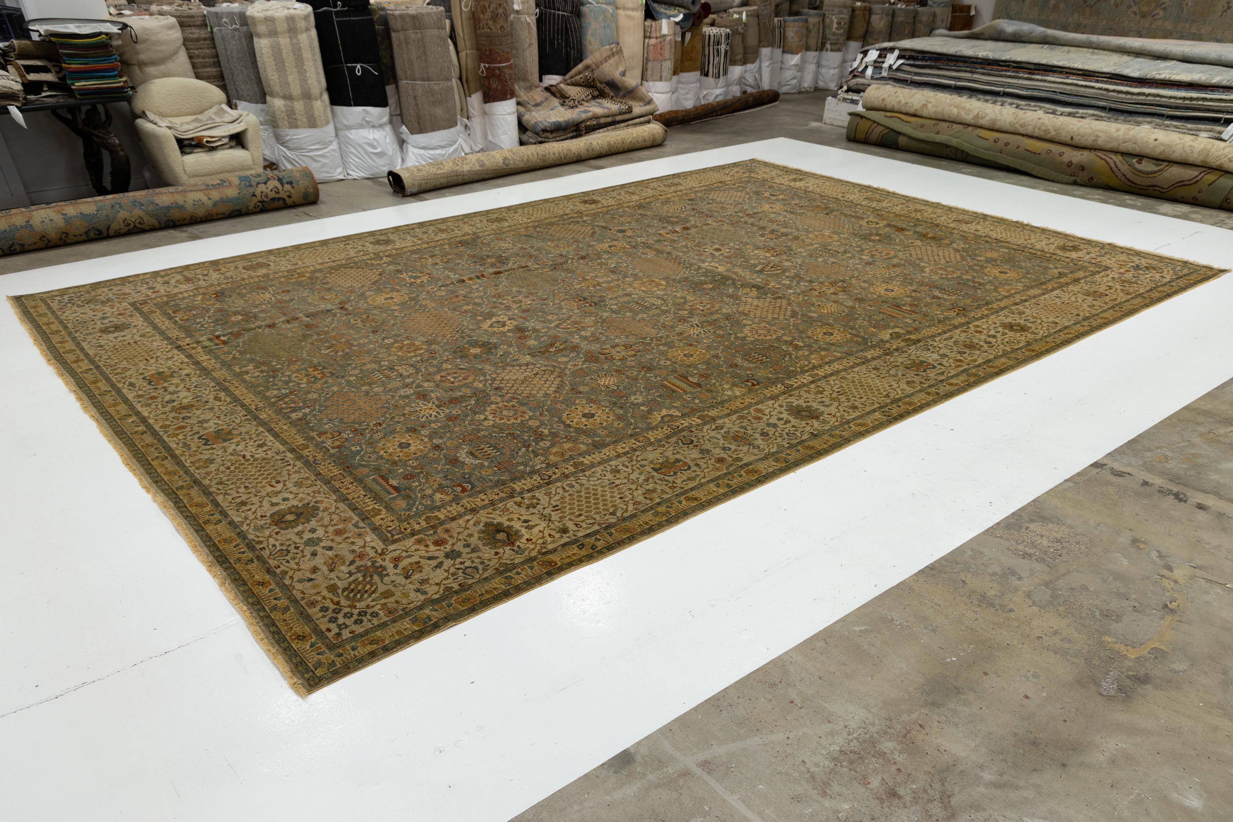 Annodato a mano Stile Tabriz moderno  Tappeto in lana oversize in verde  Con Design/One floreale in vendita