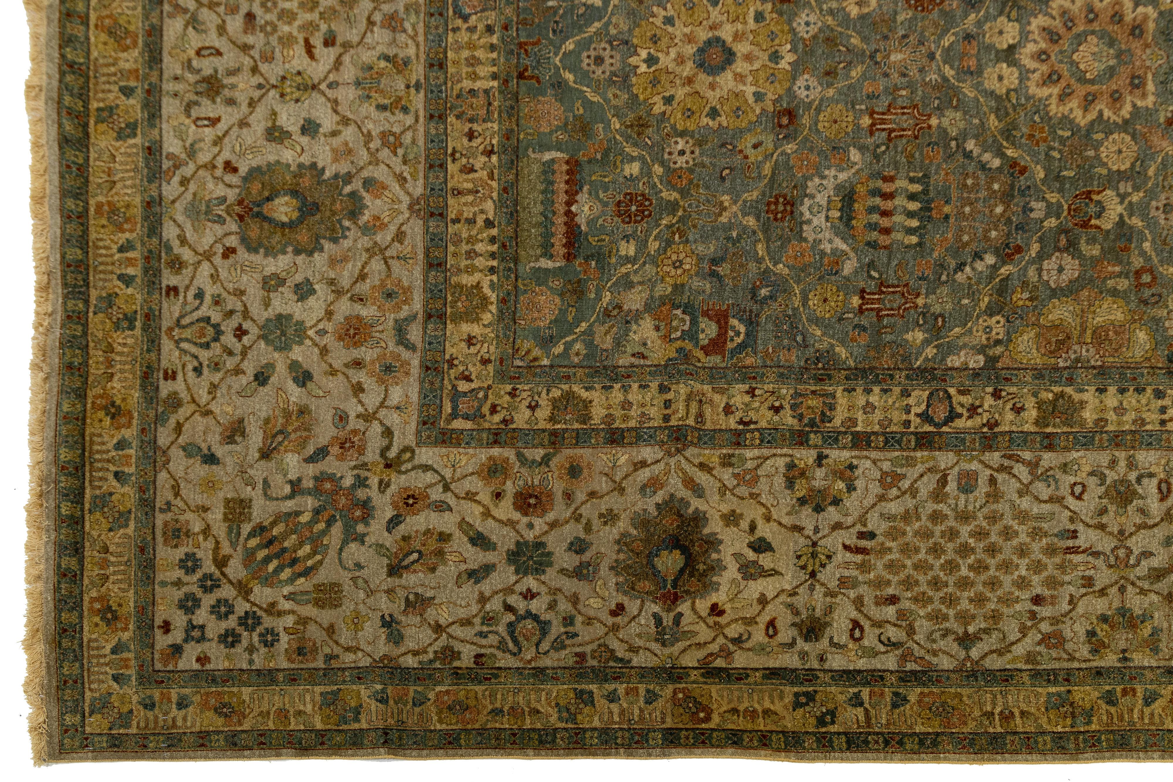 XXI secolo e contemporaneo Stile Tabriz moderno  Tappeto in lana oversize in verde  Con Design/One floreale in vendita