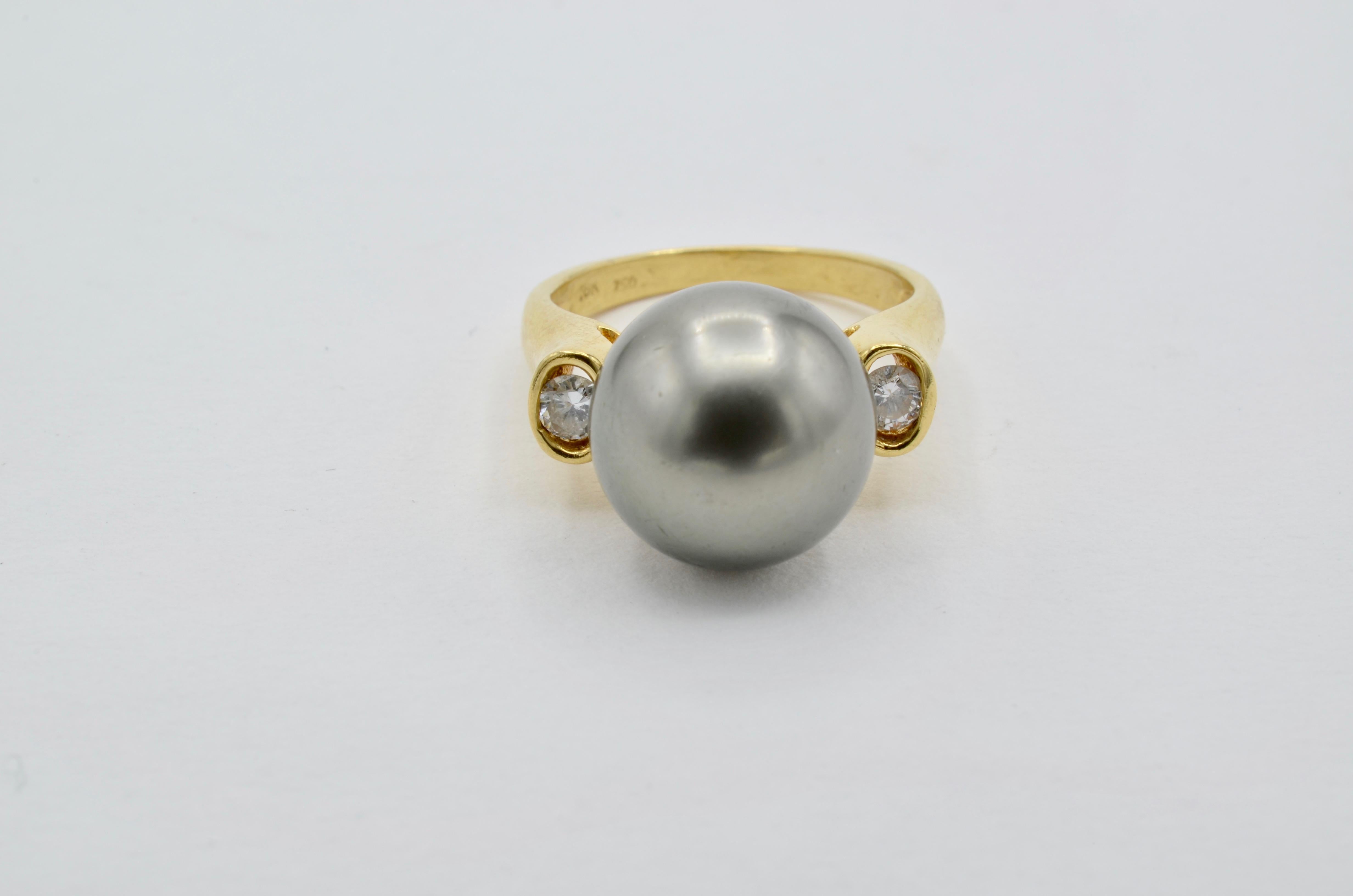 Modern Tahiti Grey 13 Millimeter Pearl, Diamond and 18 Karat Yellow Gold Ring For Sale 4