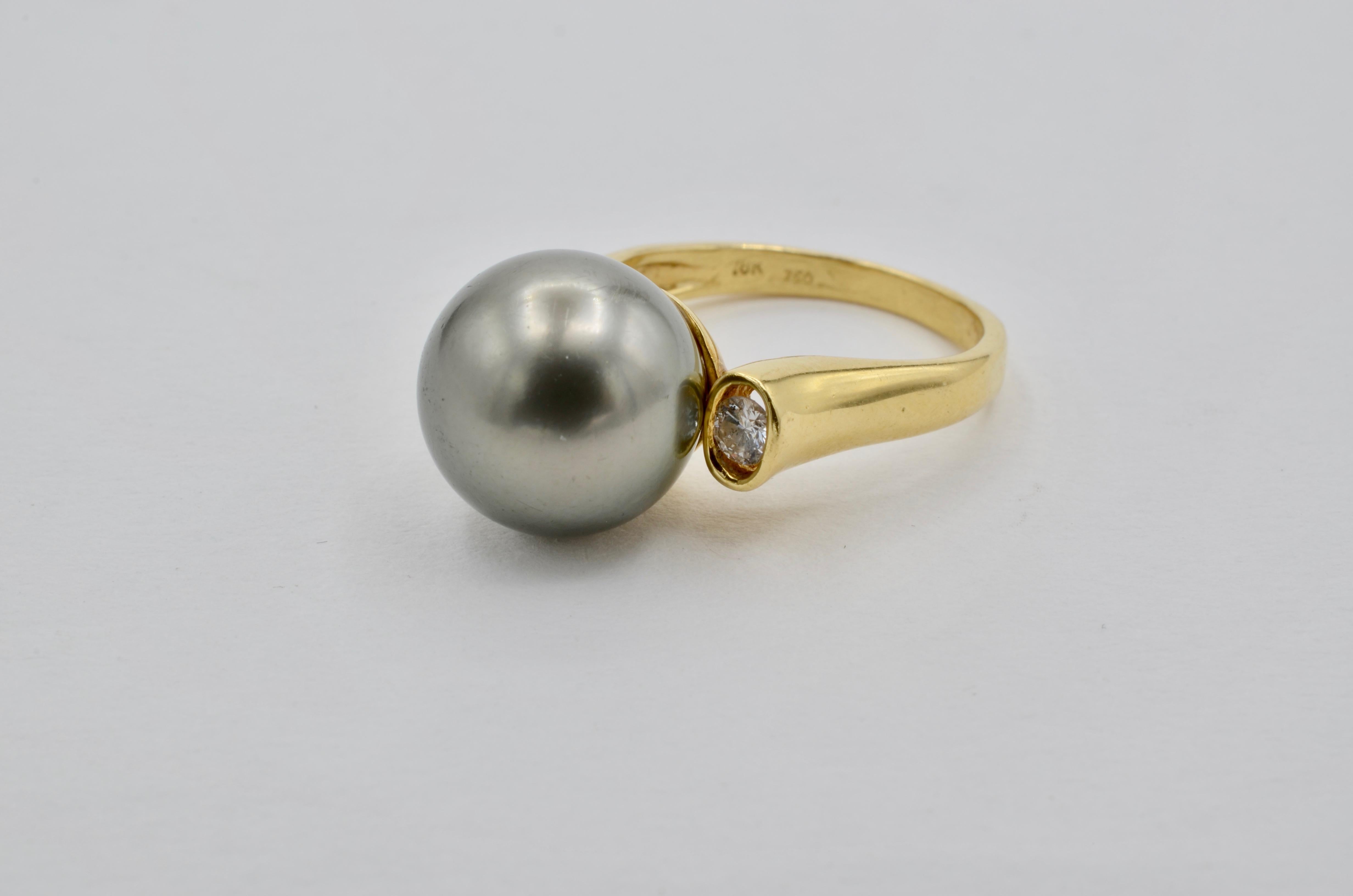 Modern Tahiti Grey 13 Millimeter Pearl, Diamond and 18 Karat Yellow Gold Ring For Sale 5