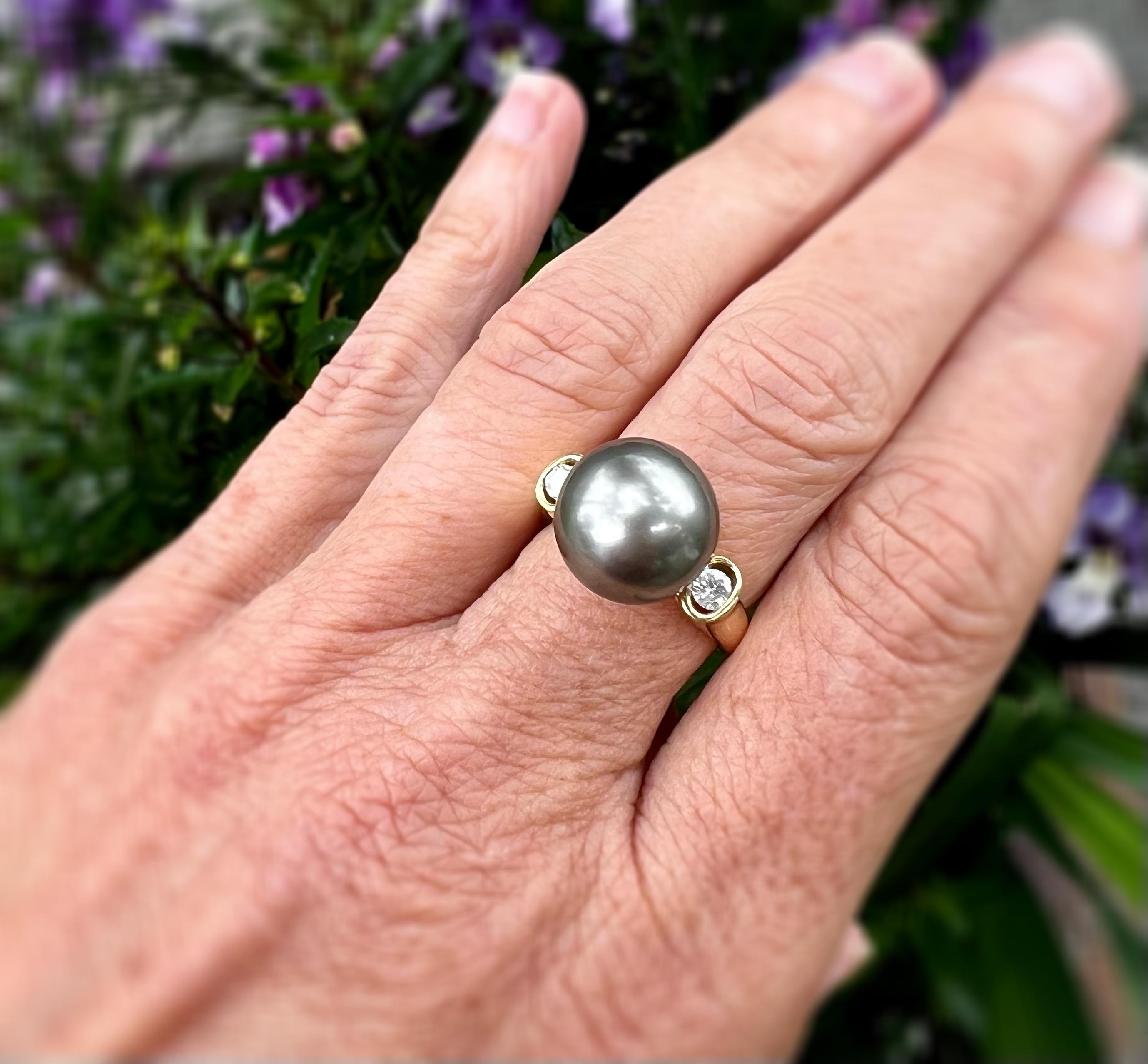 Modern Tahiti Grey 13 Millimeter Pearl, Diamond and 18 Karat Yellow Gold Ring For Sale 6