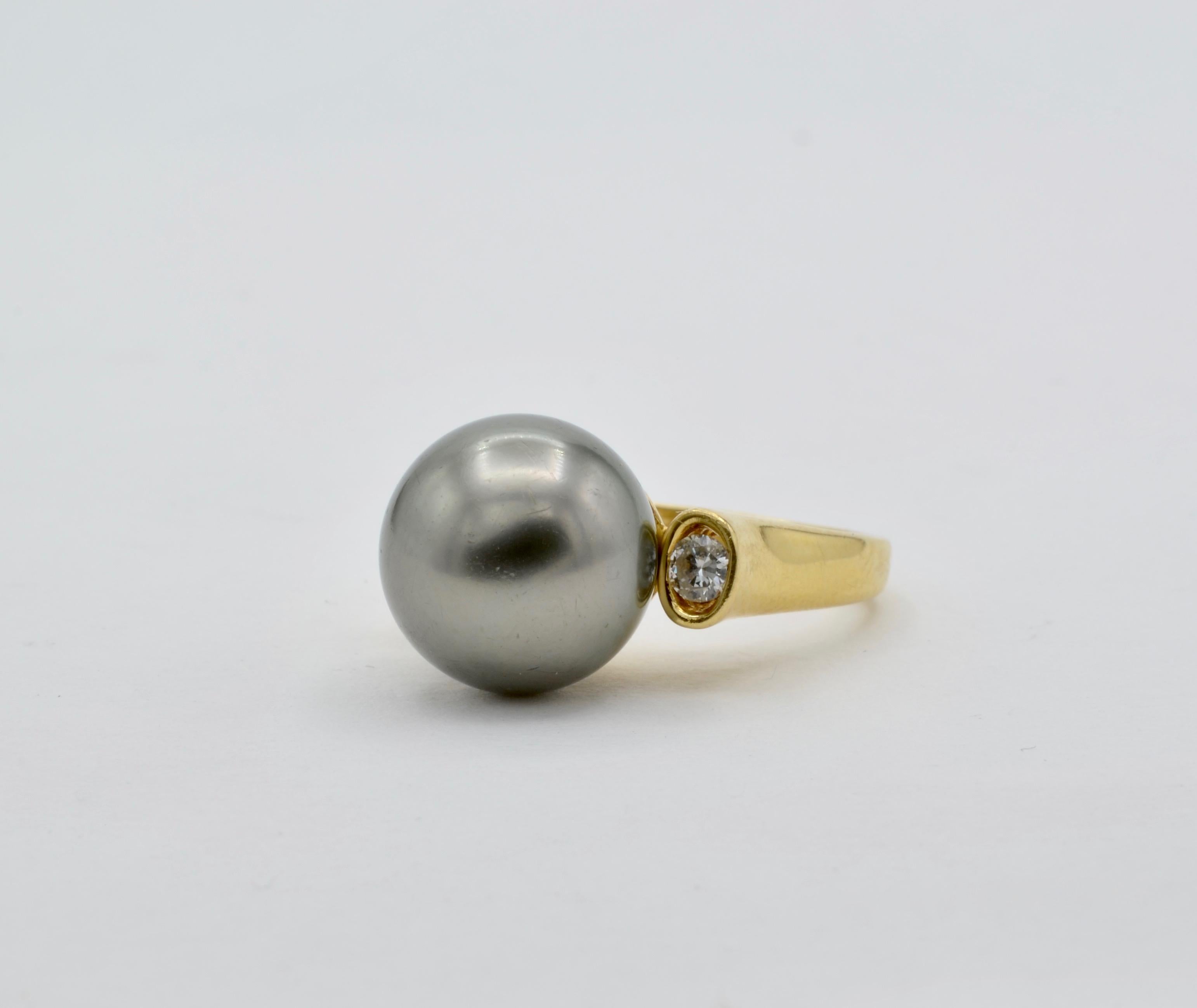 Round Cut Modern Tahiti Grey 13 Millimeter Pearl, Diamond and 18 Karat Yellow Gold Ring For Sale