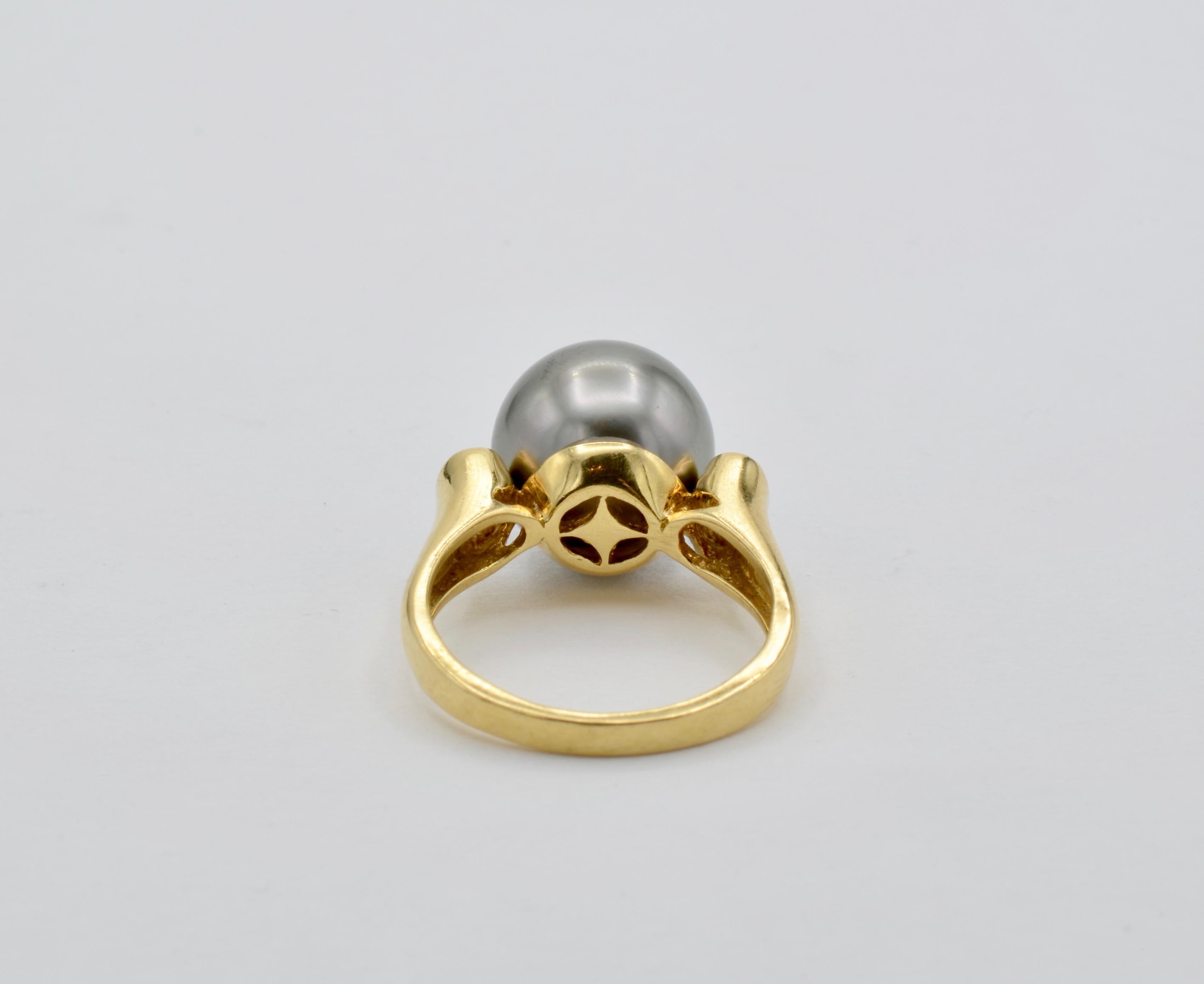 Modern Tahiti Grey 13 Millimeter Pearl, Diamond and 18 Karat Yellow Gold Ring For Sale 2