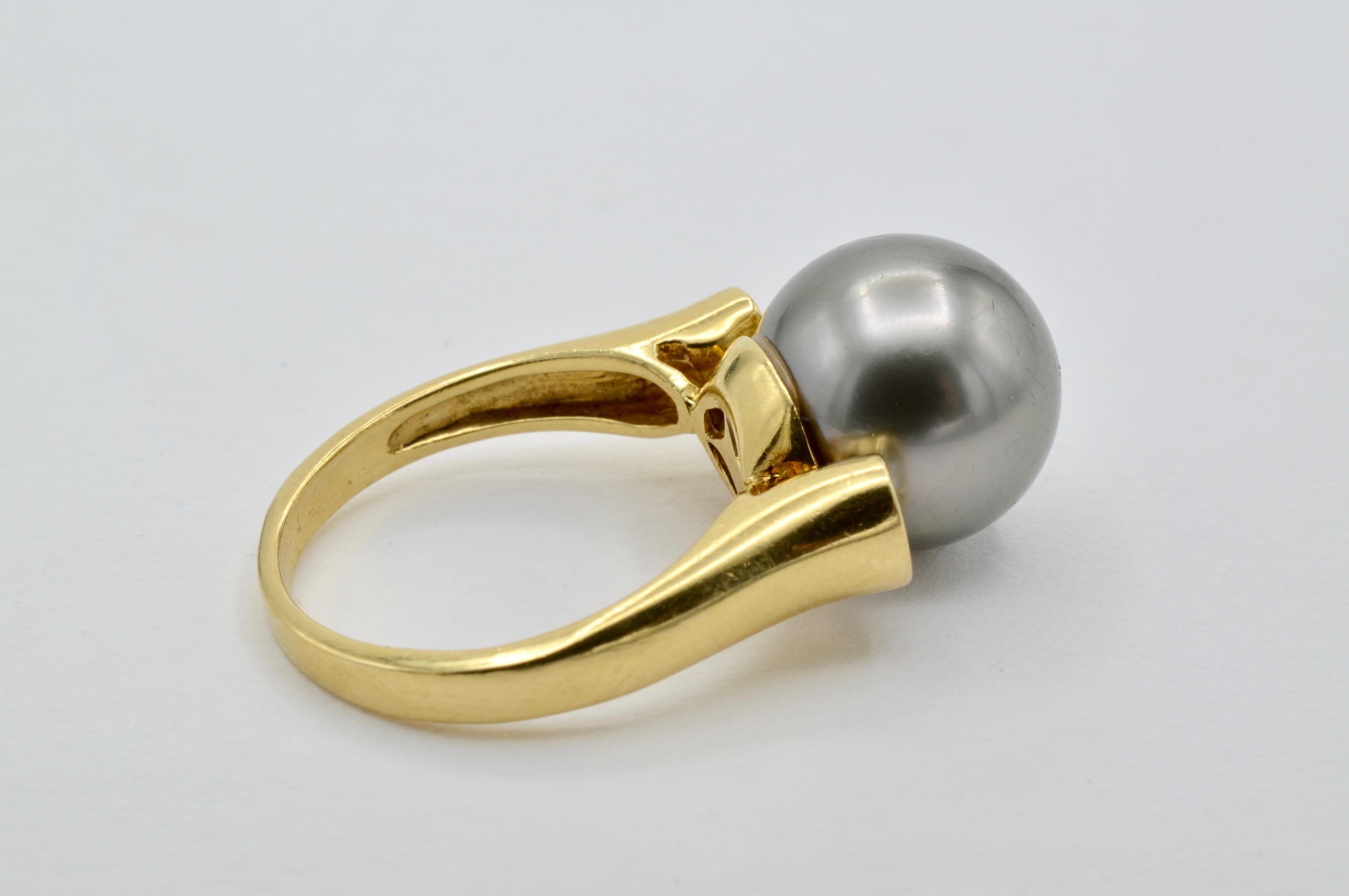 Modern Tahiti Grey 13 Millimeter Pearl, Diamond and 18 Karat Yellow Gold Ring For Sale 3