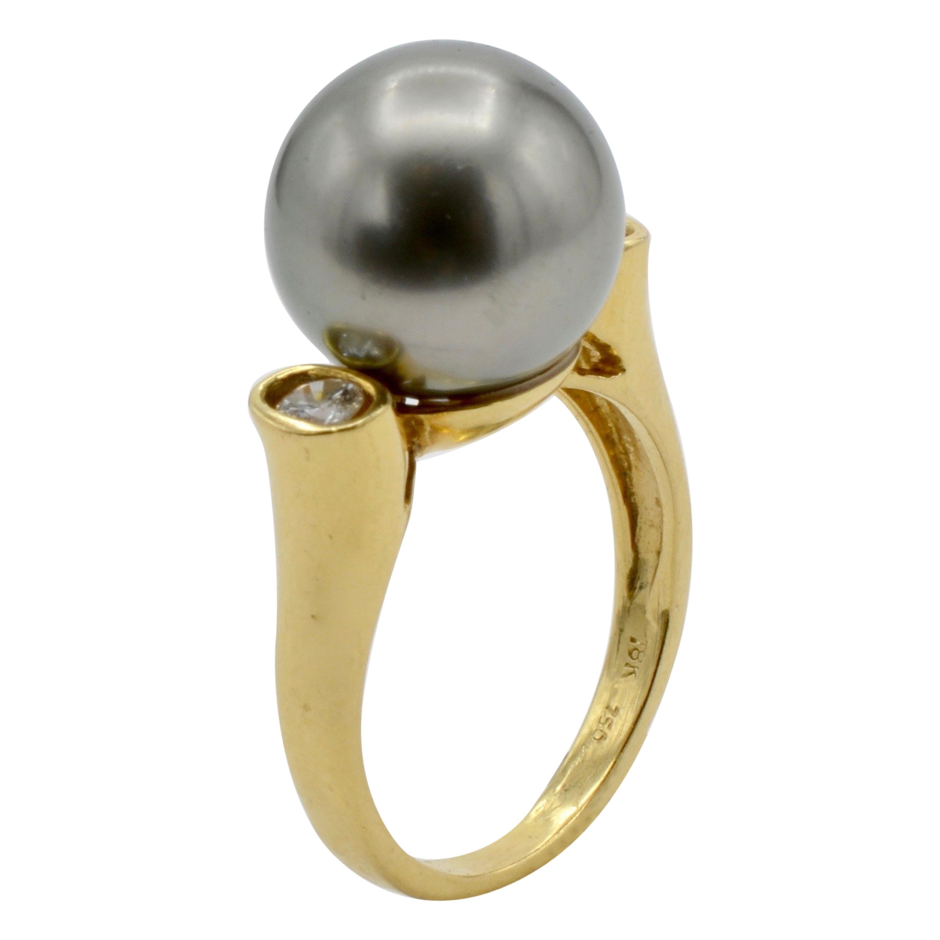 Modern Tahiti Grey 13 Millimeter Pearl, Diamond and 18 Karat Yellow Gold Ring For Sale