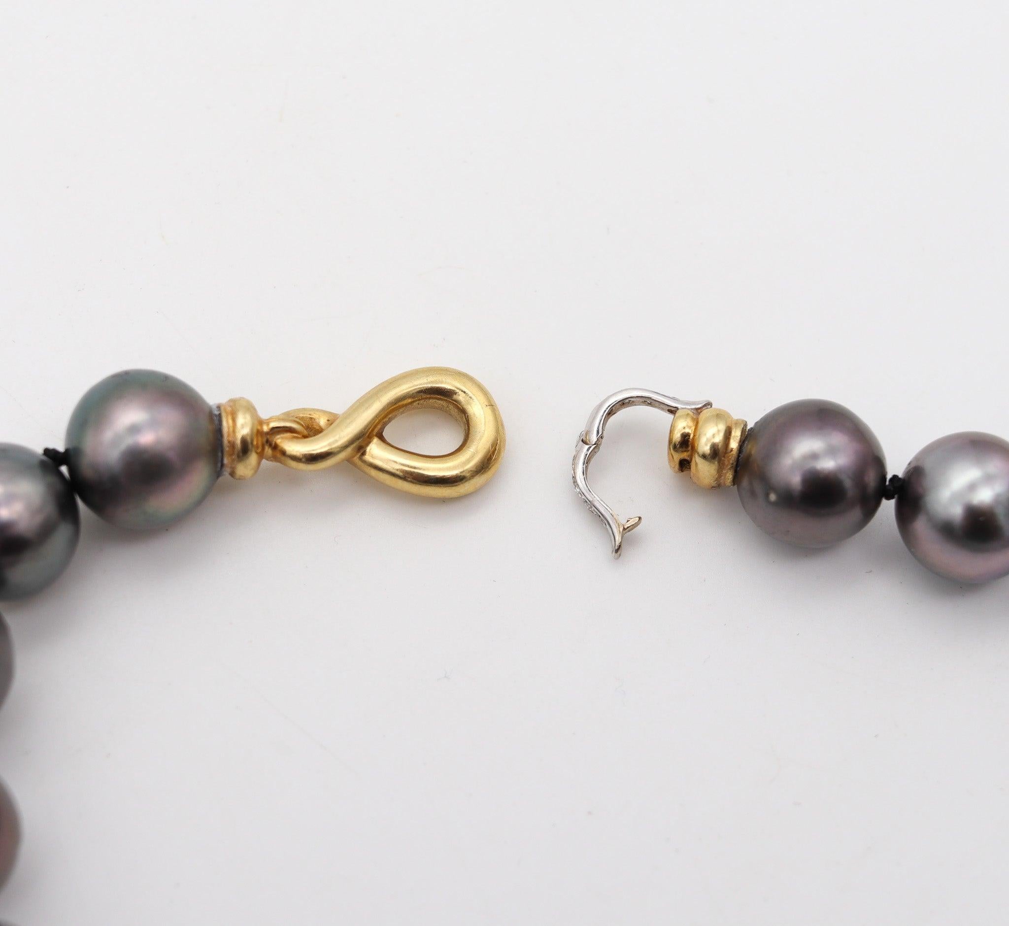 MODERN Tahitian Black-Gray Pearls Necklace In 18Kt Gold With VS Diamonds In Excellent Condition In Miami, FL