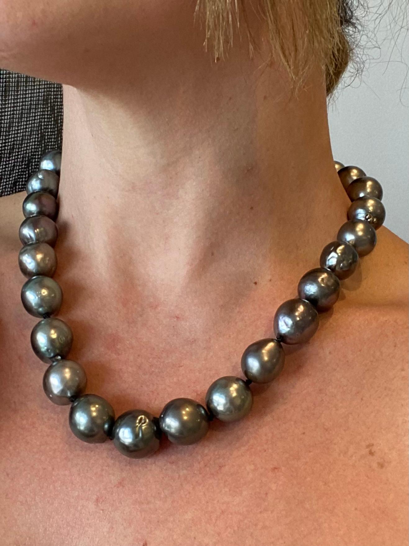 MODERN Tahitian Black-Gray Pearls Necklace In 18Kt Gold With VS Diamonds 2