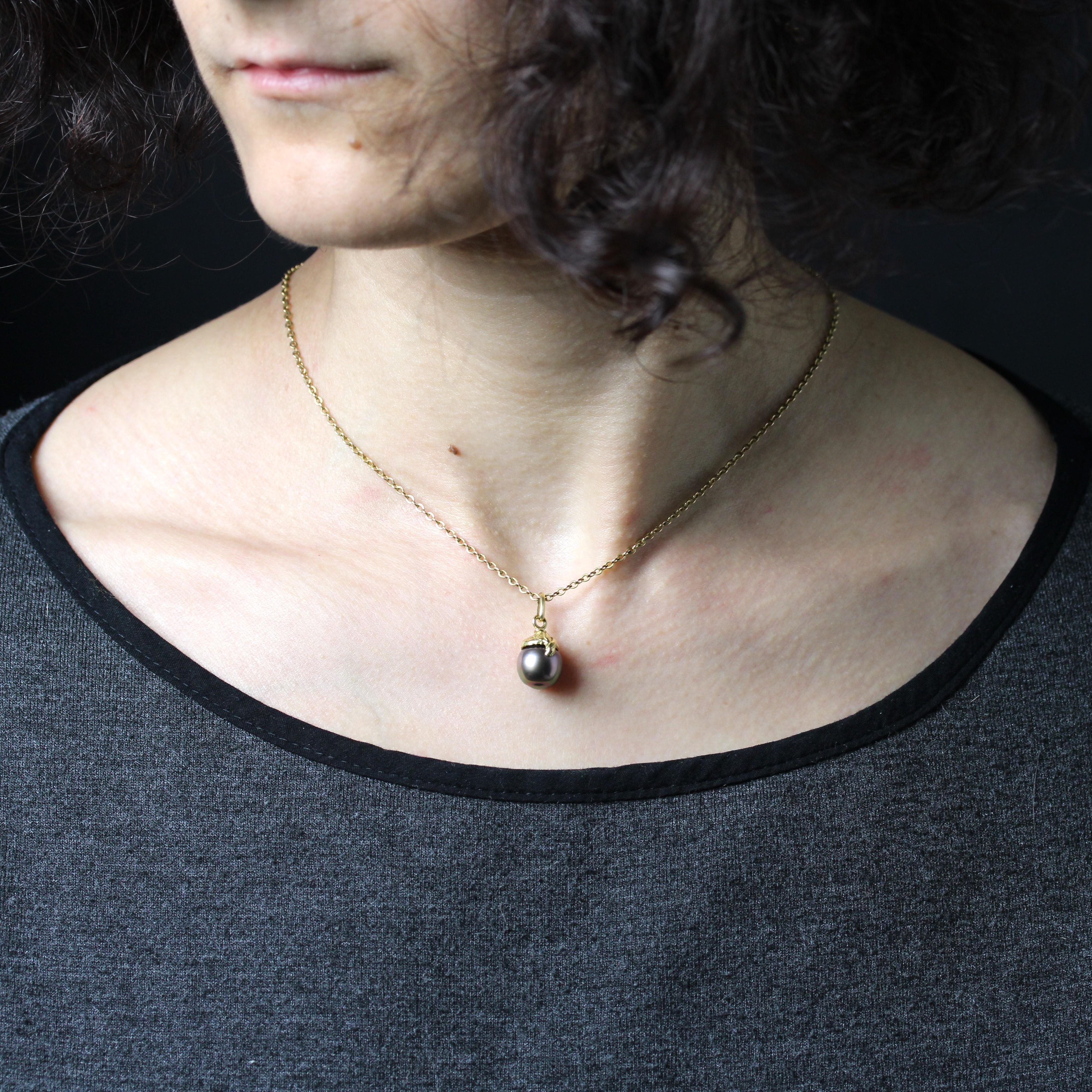 Pendentif en or jaune 18 carats.
Bijou d'occasion, ce pendentif est orné d'une perle de culture gris-rose. Le capuchon qui la soutient est en or jaune ciselé.
Pendentif vendu seul sans sa chaîne de présentation.
Diamètre de la perle : 9,5/10 mm