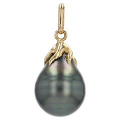 Modern Tahitian Pearl 18 Karat Yellow Gold Pendant