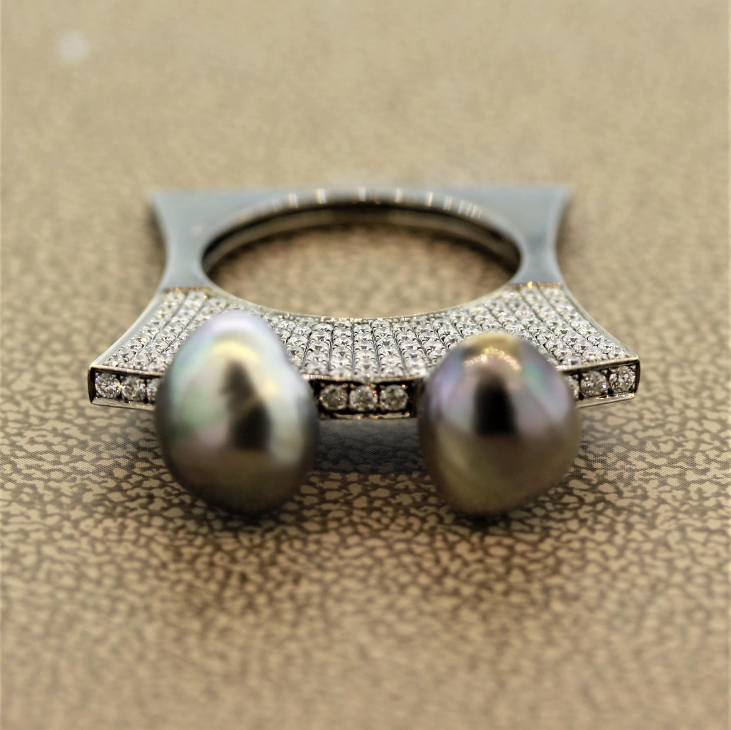 Ein einzigartiger Ring mit 2 Tahiti-Perlen. Sie sind in einer dünnen, modern gestalteten Fassung zusammen mit 1,47 Karat runden Diamanten im Brillantschliff gefasst. Hergestellt aus 18 Karat Weißgold.

Ring Größe 6.75