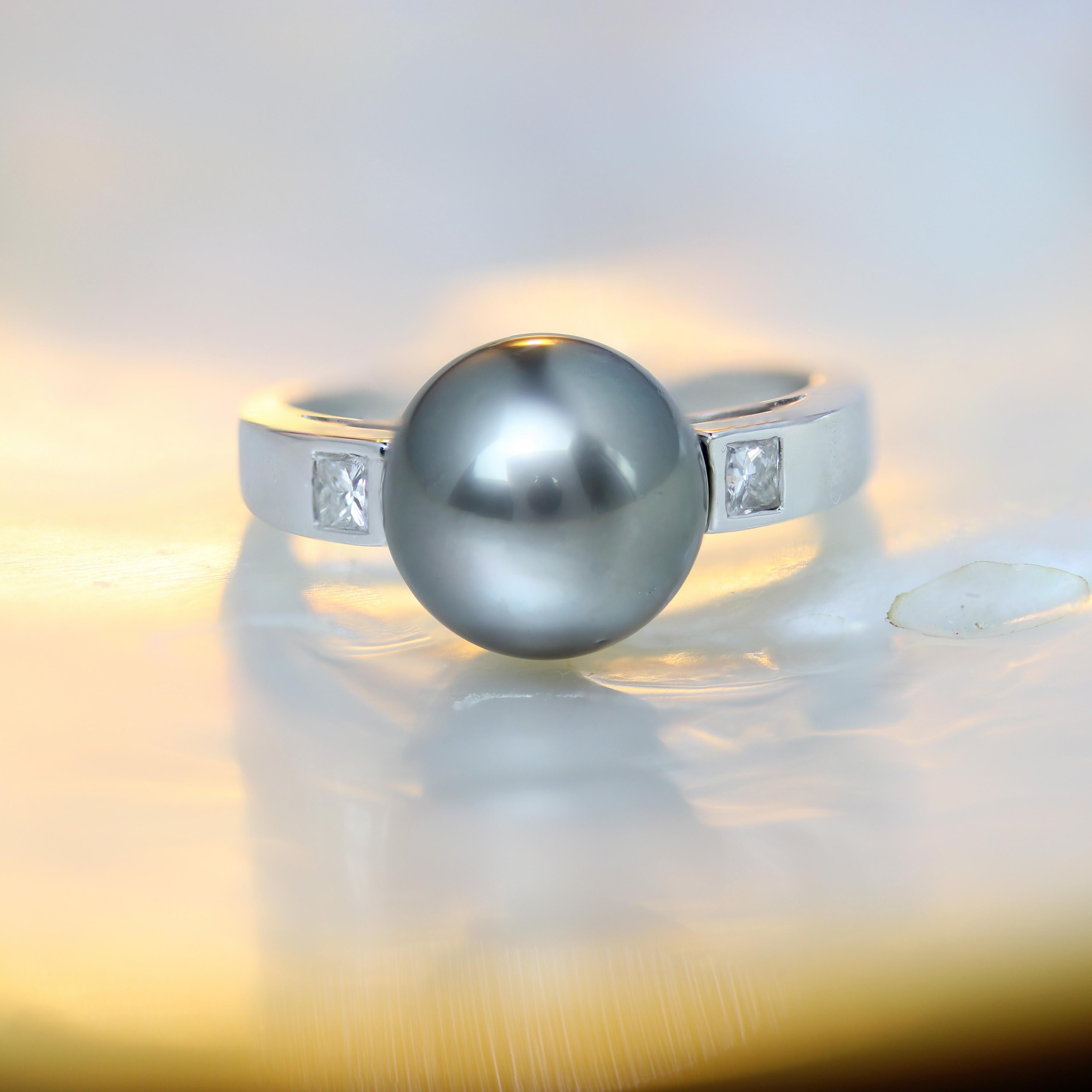 Moderno Anello moderno con perle di Tahiti e diamanti in oro bianco 18 carati in vendita