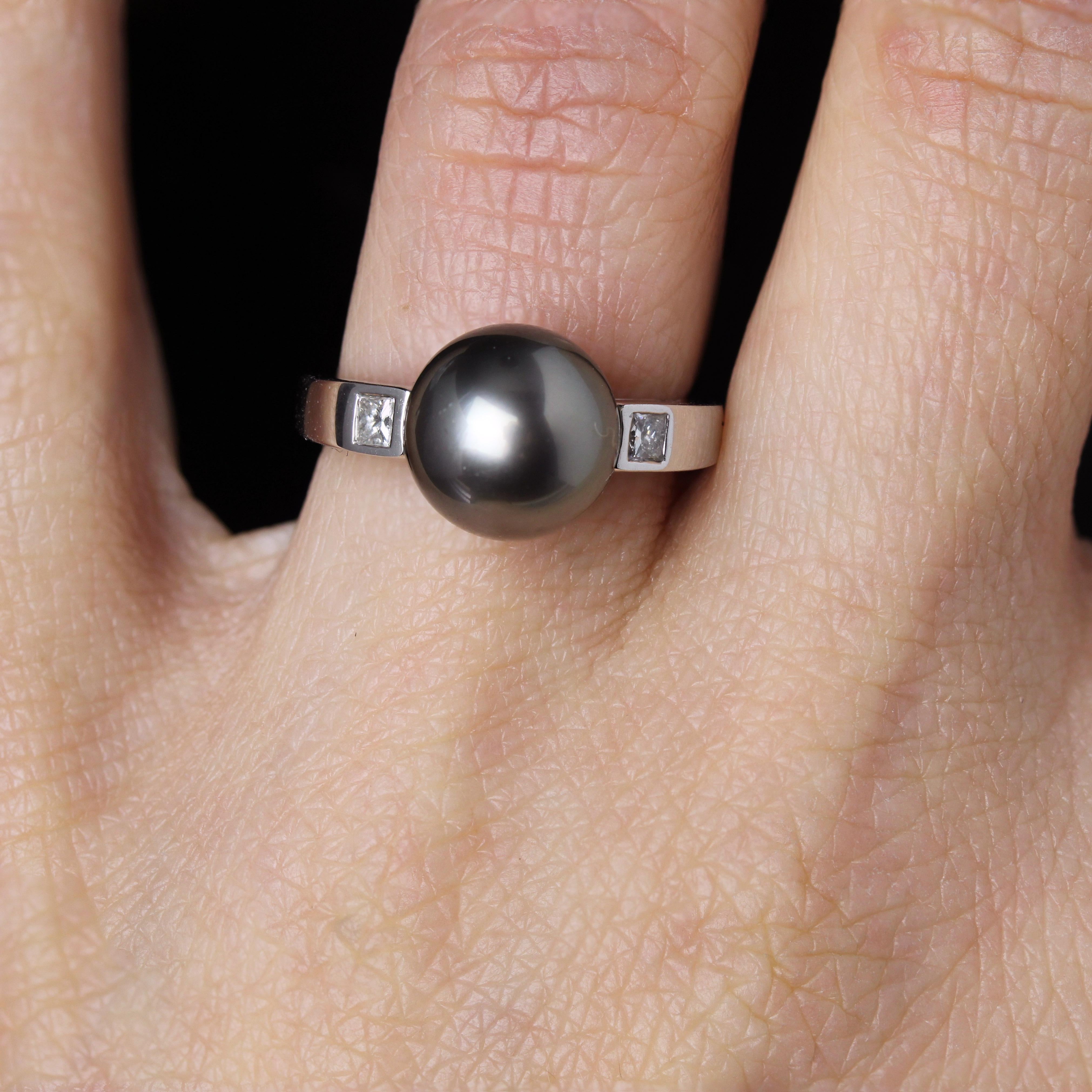 Donna Anello moderno con perle di Tahiti e diamanti in oro bianco 18 carati in vendita