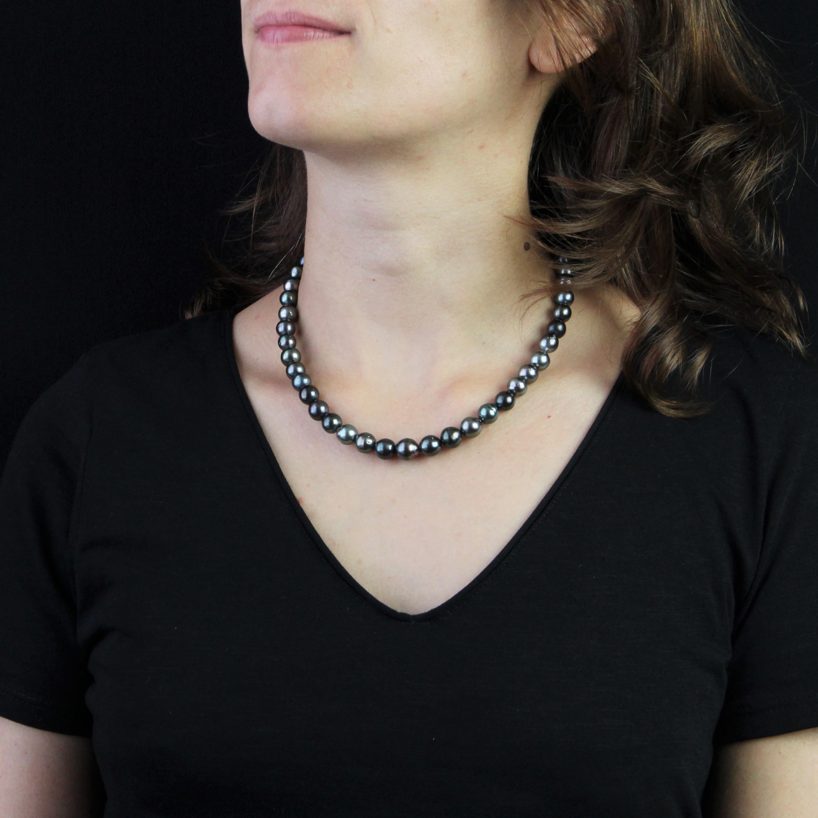 Necklace of grey Tahitian pearls in light fall threaded on steel wire. The clasp is a snap hook in 18 karat yellow gold.
The color of the pearls ranges from metallic dark gray, to bronze and copper greens, to eggplant. The pearls are almost round to