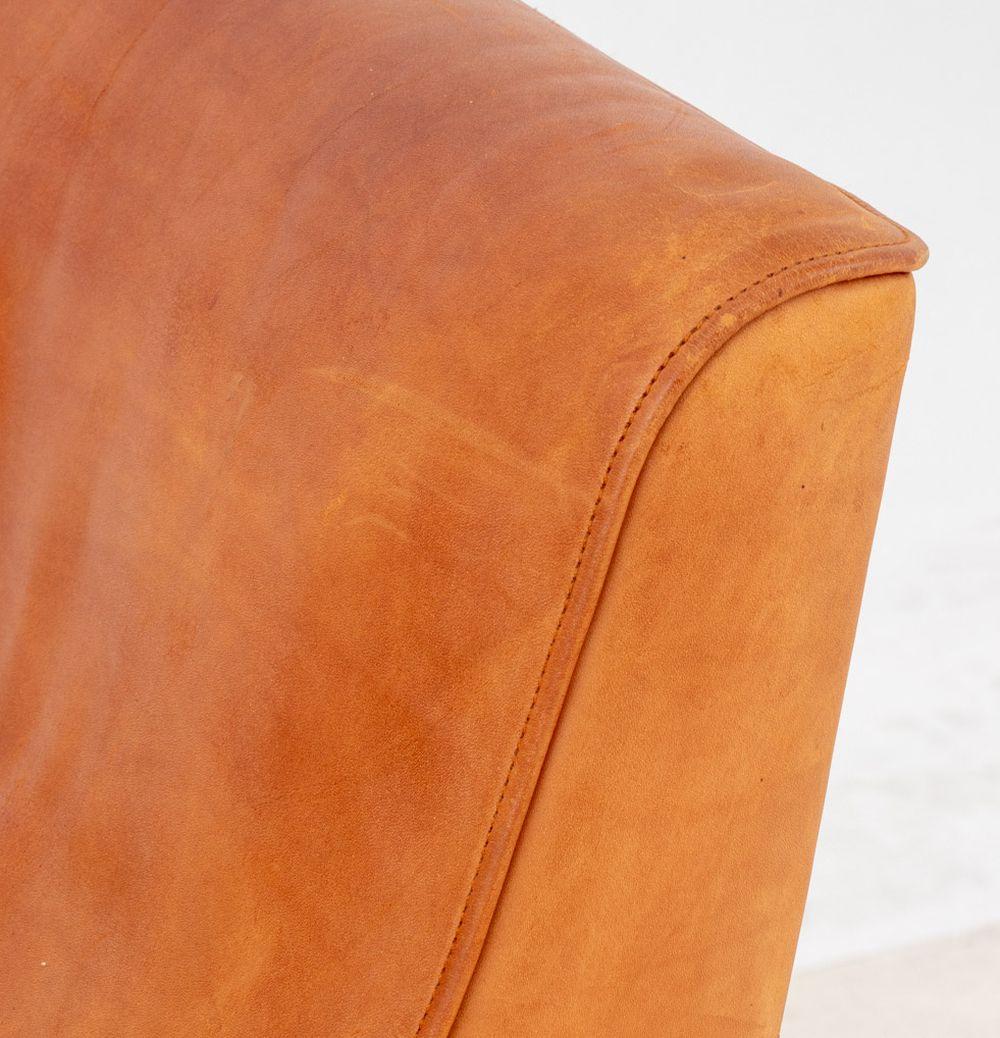 Modern Tan Leather Swivel Armchair im Zustand „Gut“ im Angebot in Astoria, NY