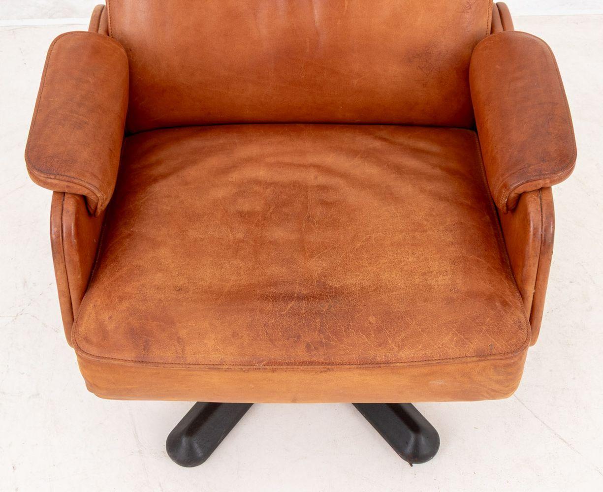 Modern Tan Leather Swivel Armchair (20. Jahrhundert) im Angebot