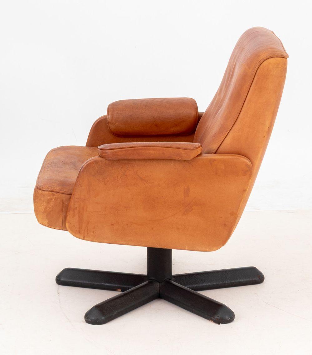 Modern Tan Leather Swivel Armchair (Metall) im Angebot
