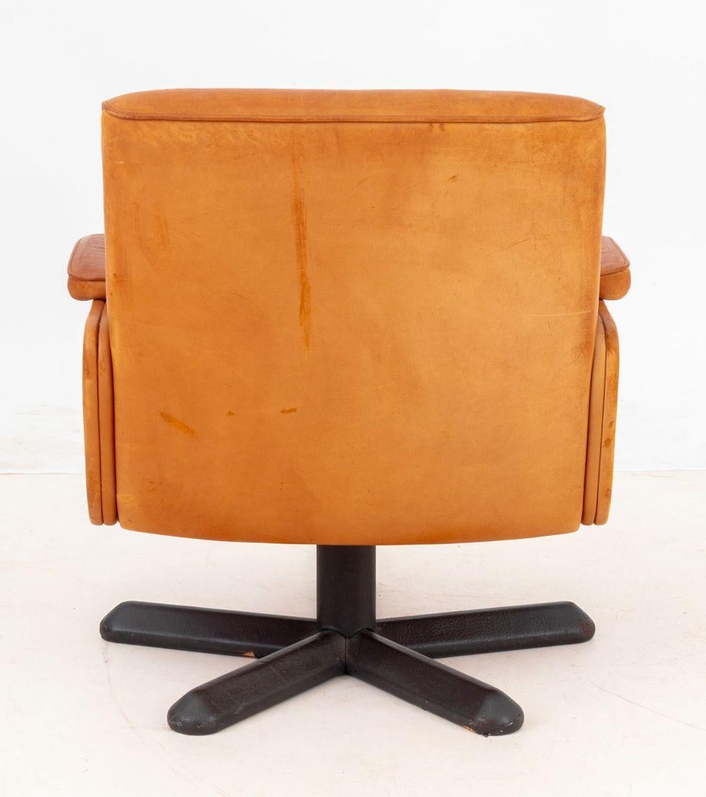 Modern Tan Leather Swivel Armchair im Angebot 1