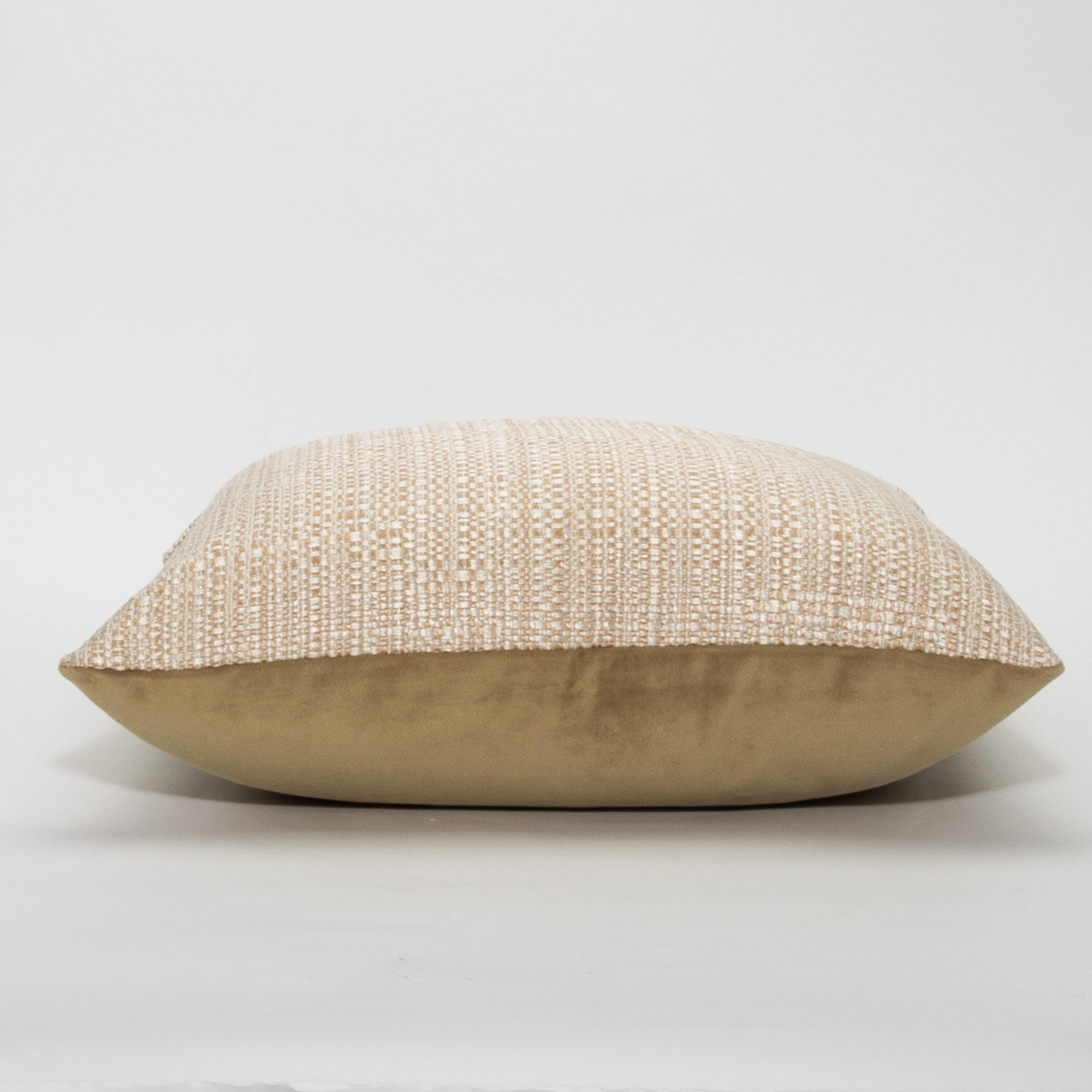 Élevez votre espace de vie avec le coussin décoratif Modern-Decor tissé en soie beige de MOGUL, une combinaison étonnante d'élégance raffinée et d'artisanat intemporel. Ces oreillers présentent un luxueux tissage de soie beige qui rayonne d'une