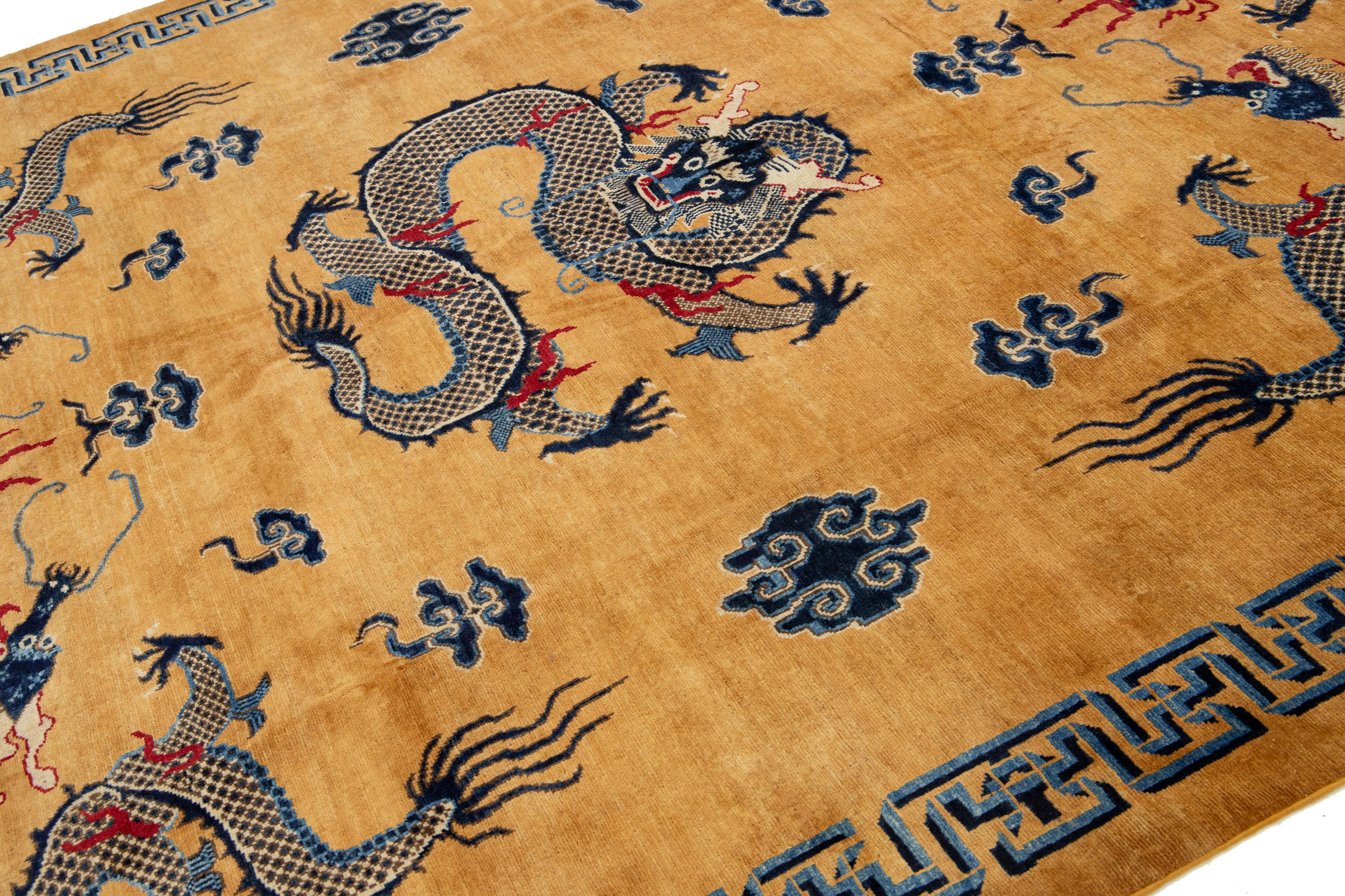 Tapis moderne en laine brun clair de style chinois avec un motif de dragon en vente 2