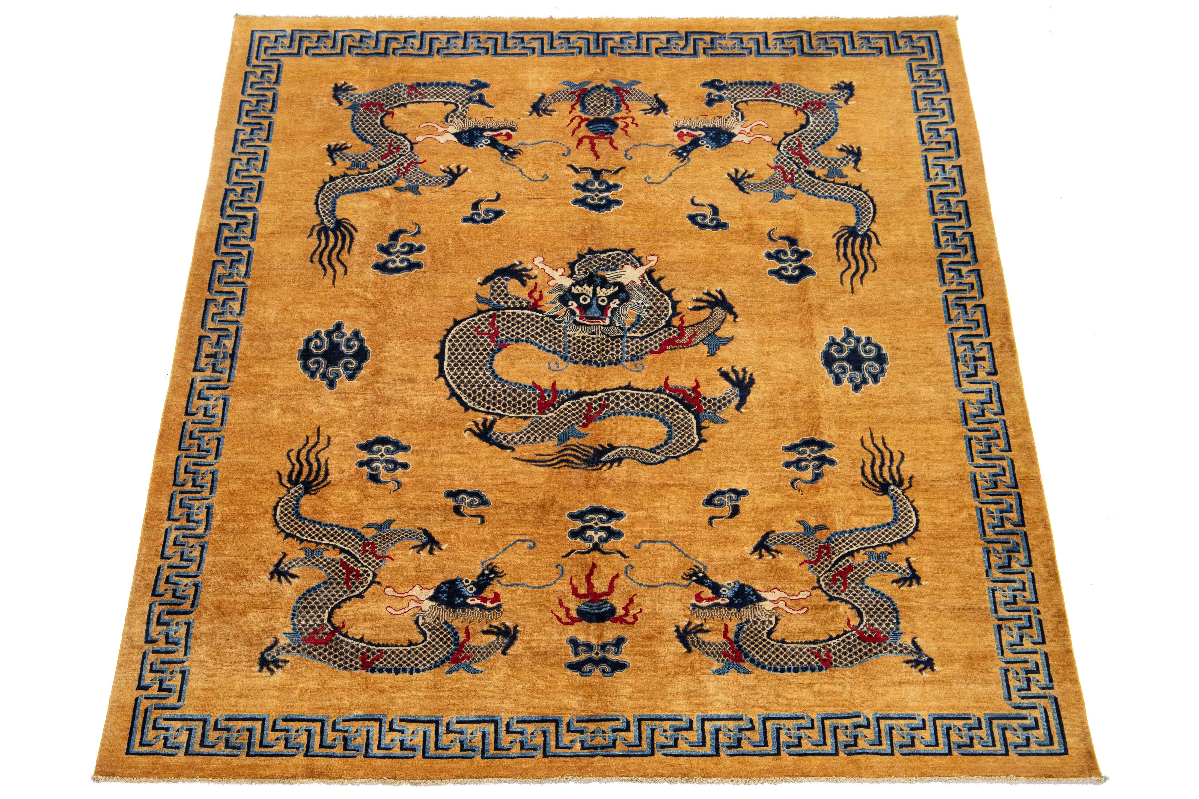 Ce superbe tapis contemporain en laine nouée à la main, de style chinois, présente un champ beige avec des accents beiges, rouges et bleus dans le motif traditionnel du dragon.

Ce tapis mesure 8'1