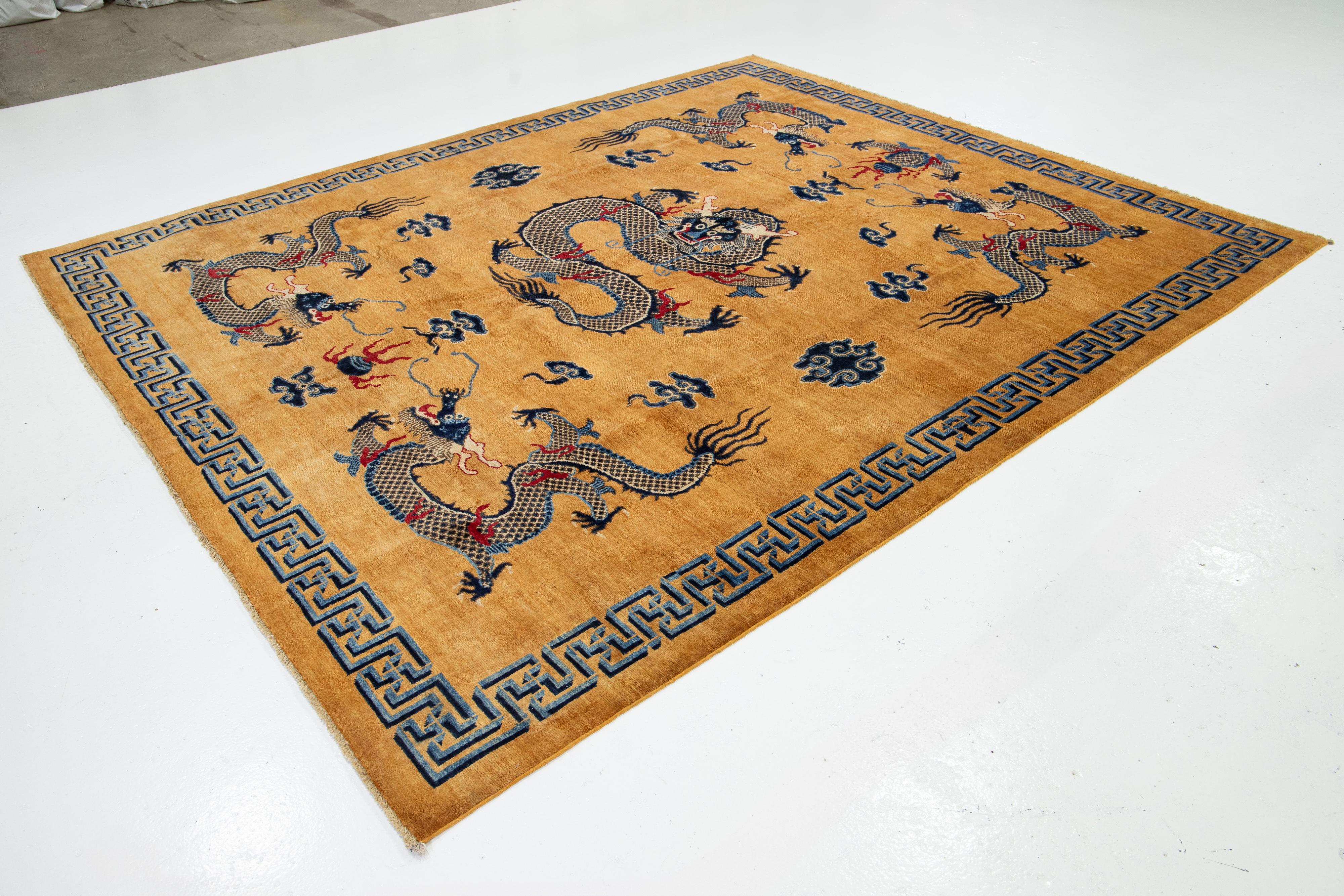 Chippendale chinois Tapis moderne en laine brun clair de style chinois avec un motif de dragon en vente